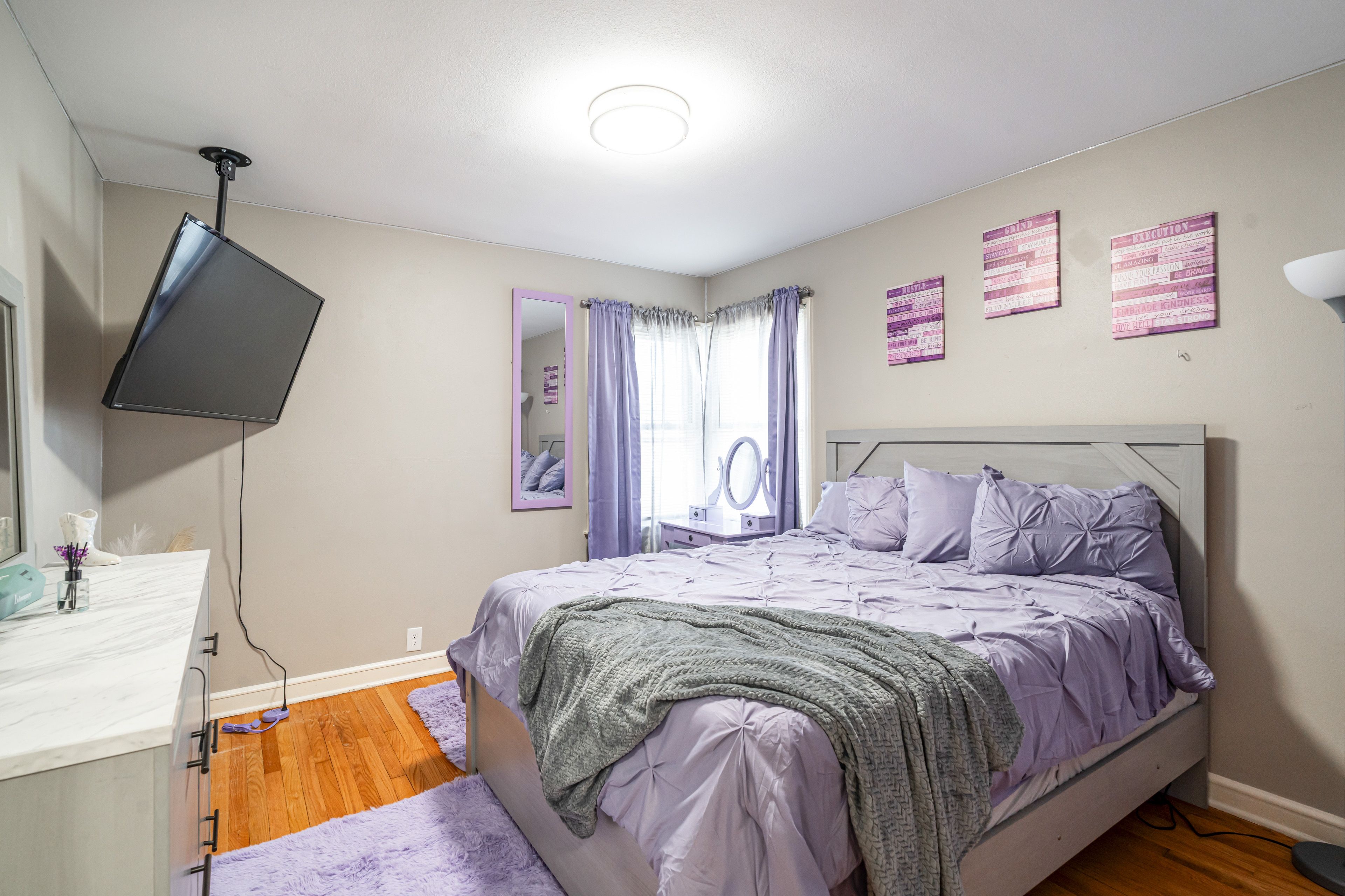 Bedroom 2 | 1st Floor | Queen Bed | Smart TV