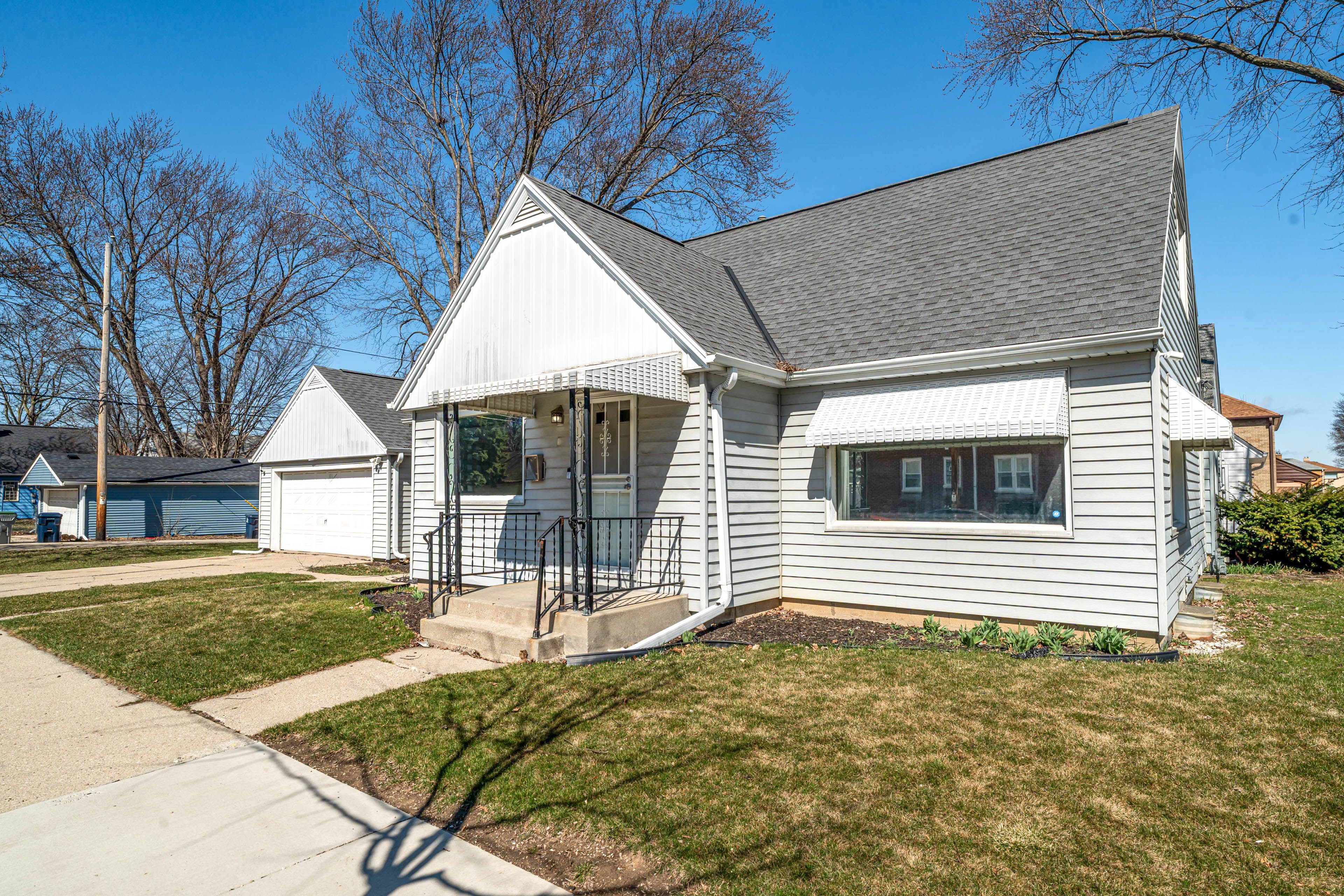 Property Exterior | Driveway Parking (2 Vehicles)