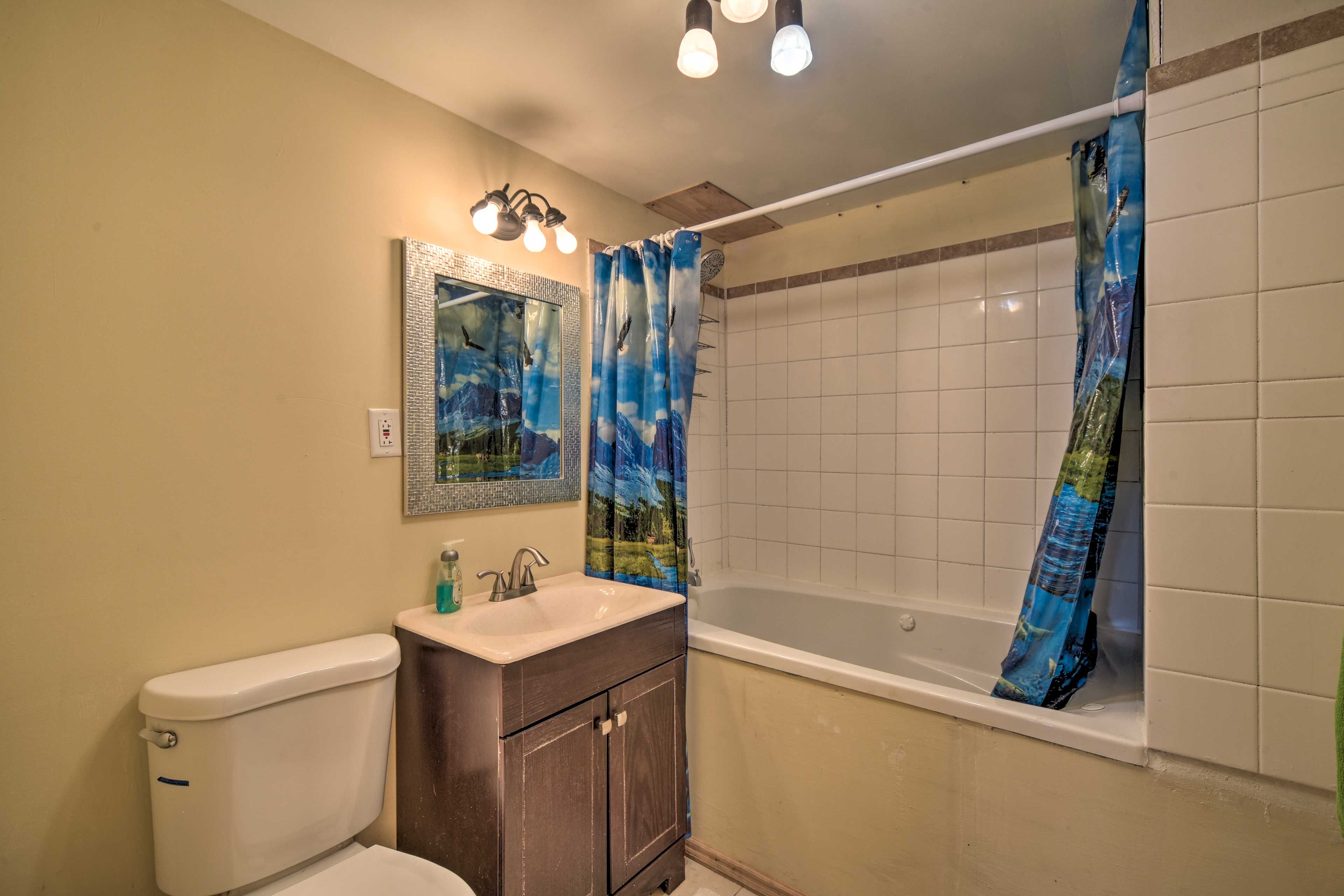 Full Bathroom | Complimentary Toiletries