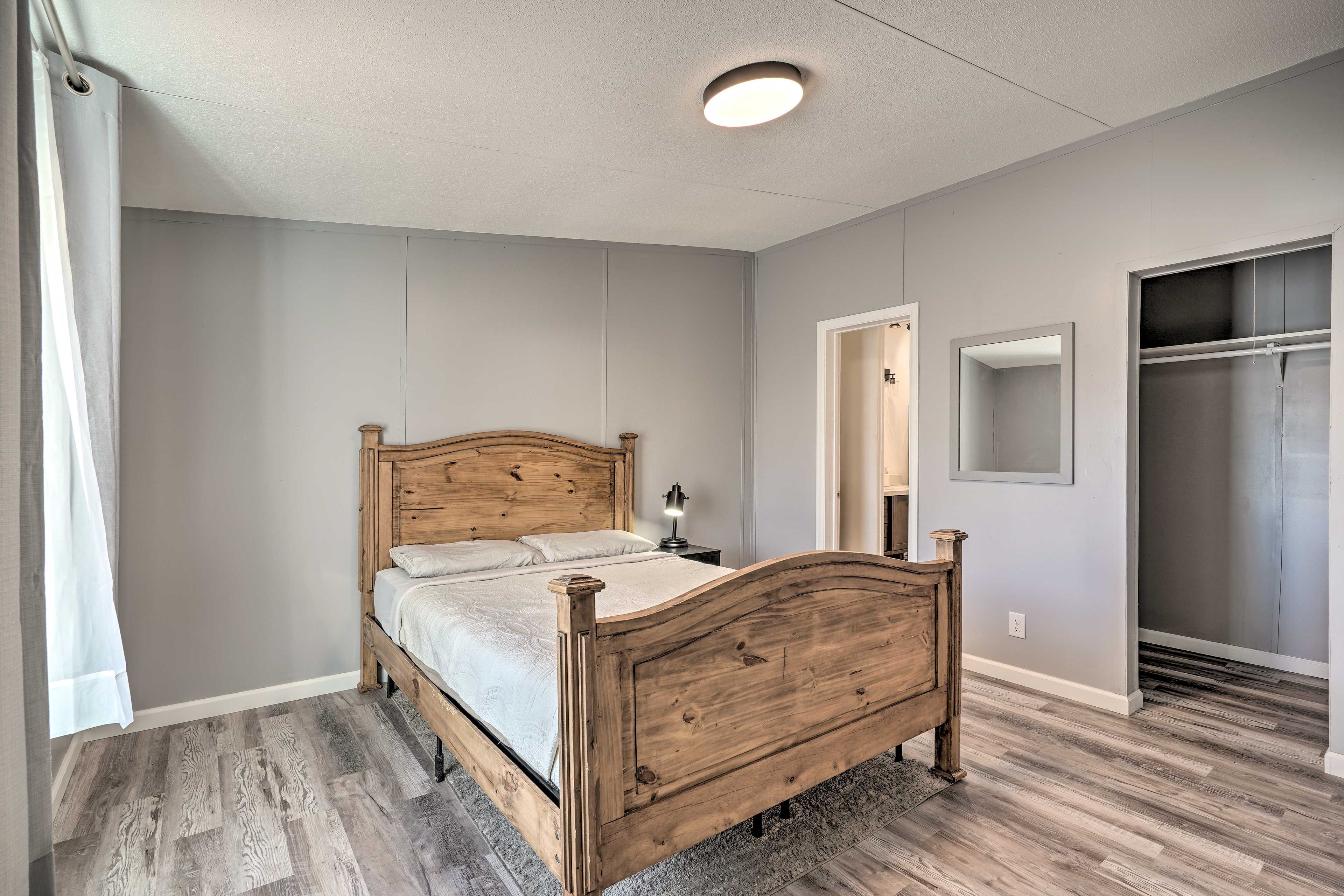 Bedroom 1 | Queen Bed | Smart TV | Linens Provided