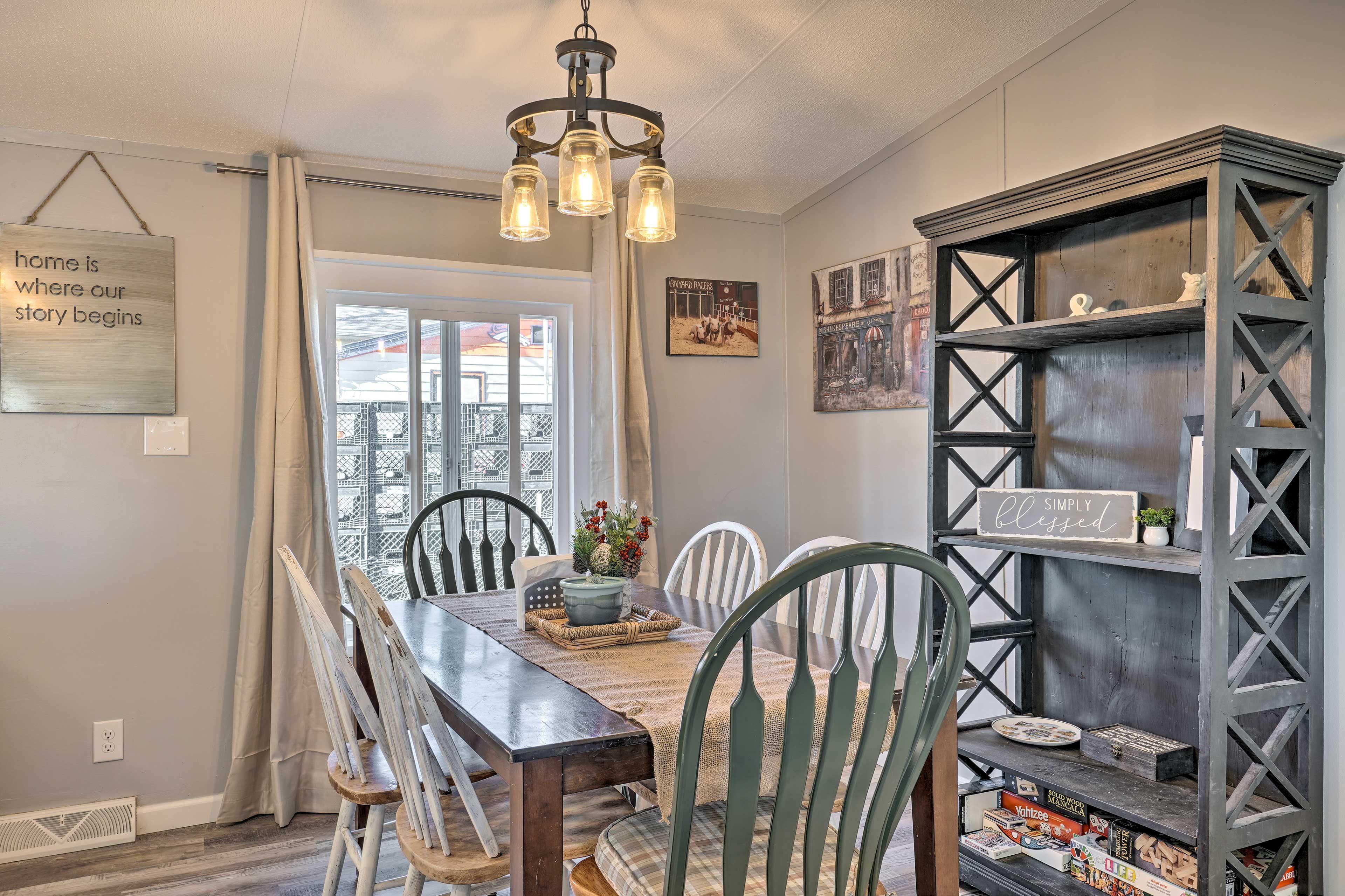Dining Room | Open Floor Plan | Central Heating | Free WiFi