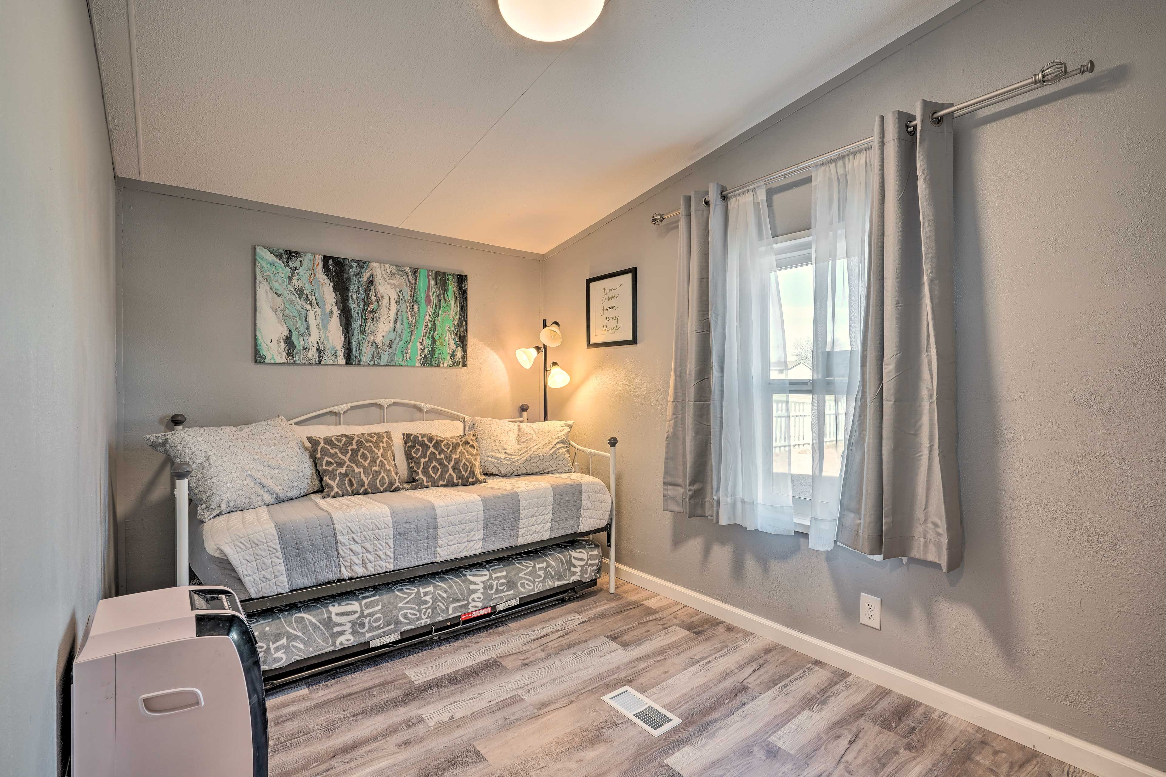 Bedroom 3 | Twin Daybed w/ Twin Trundle