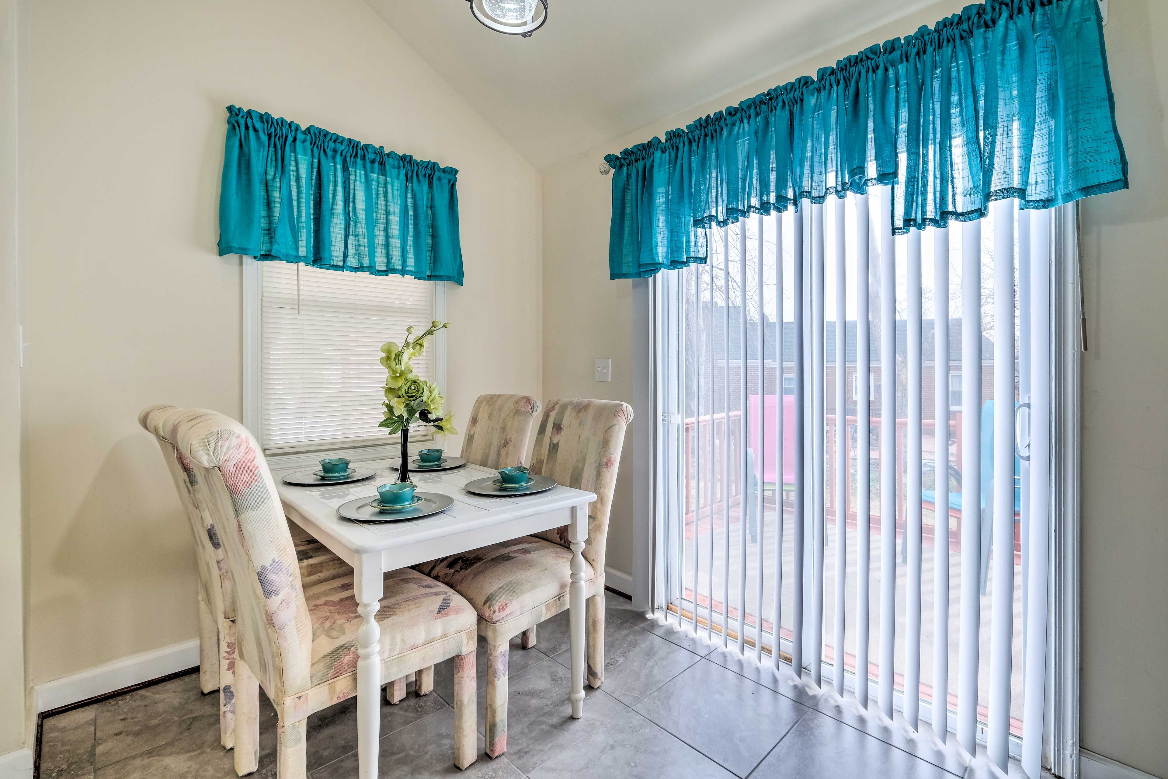 Dining Area | Dishware/Flatware Provided