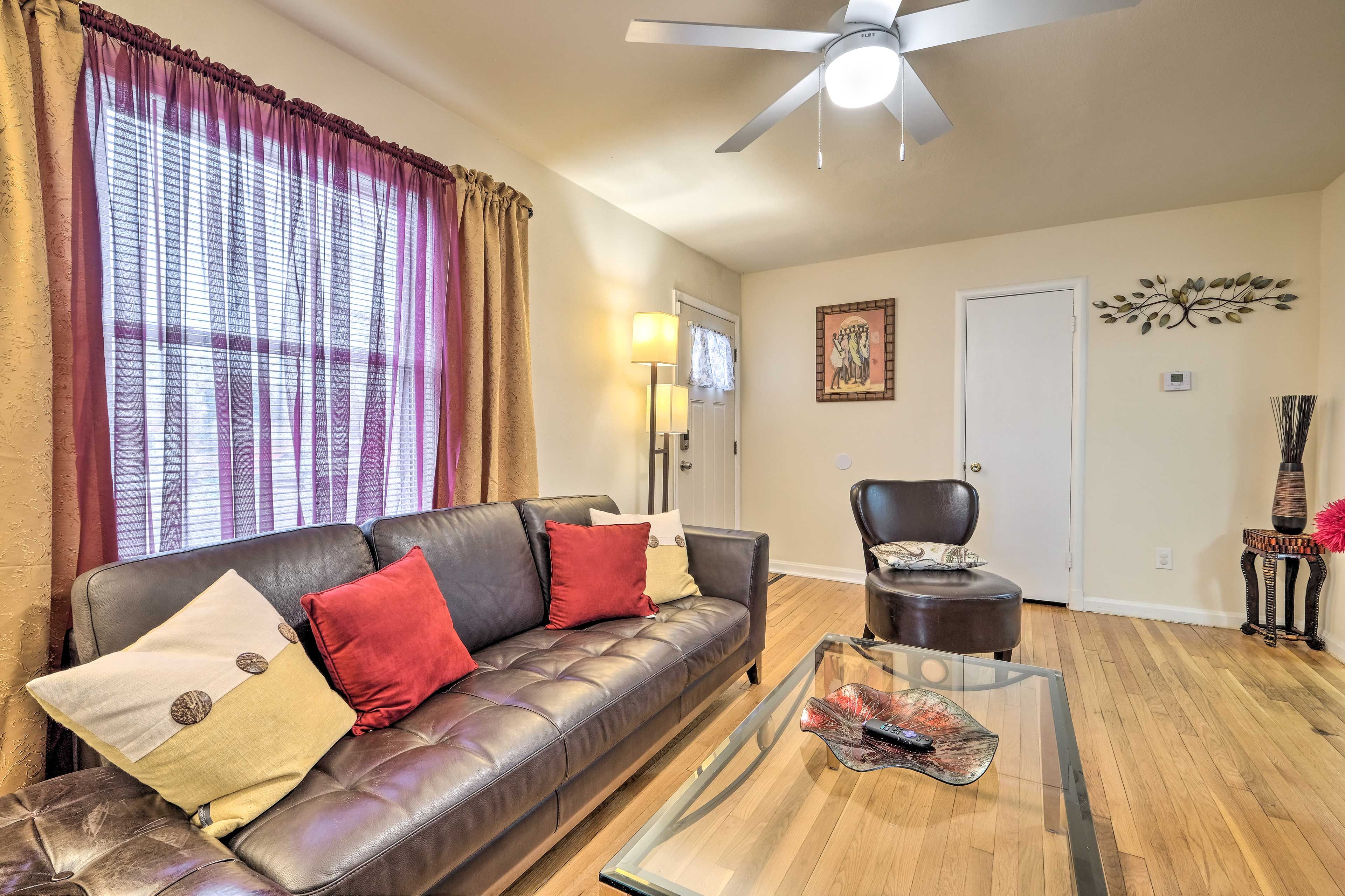 Living Room | Free WiFi | Central A/C | Smart TV