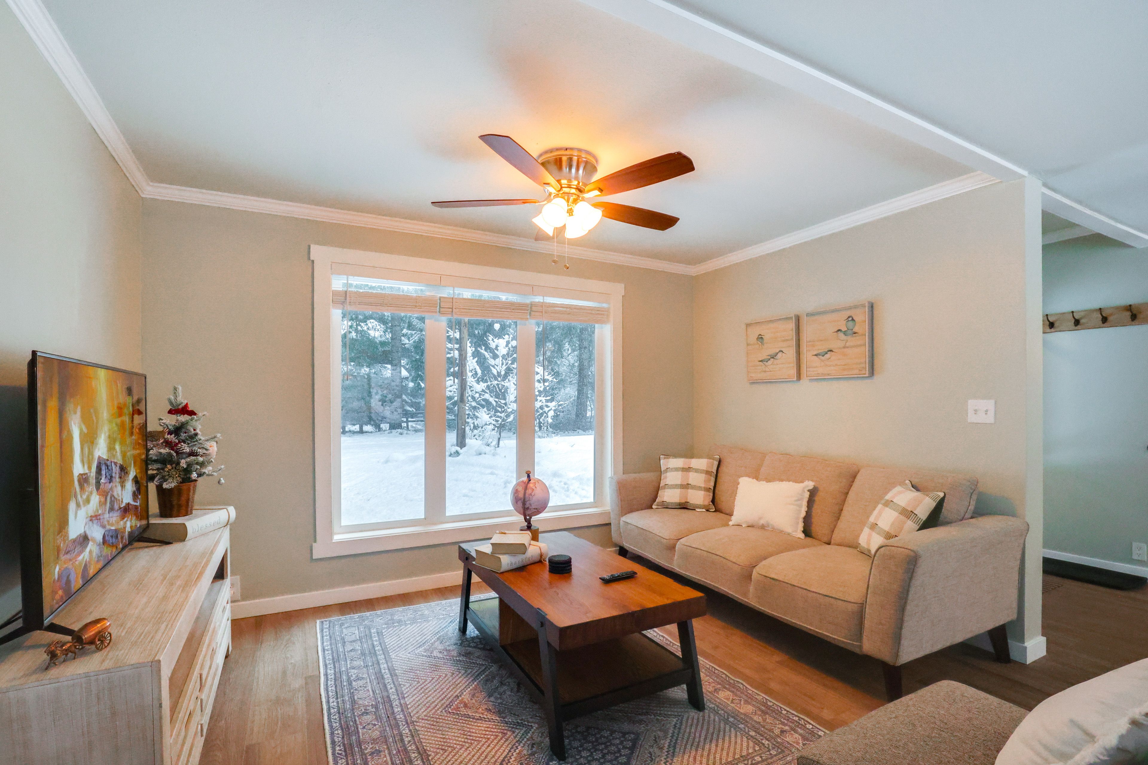 Living Room | Smart TV | Free WiFi | Queen Sleeper Sofa