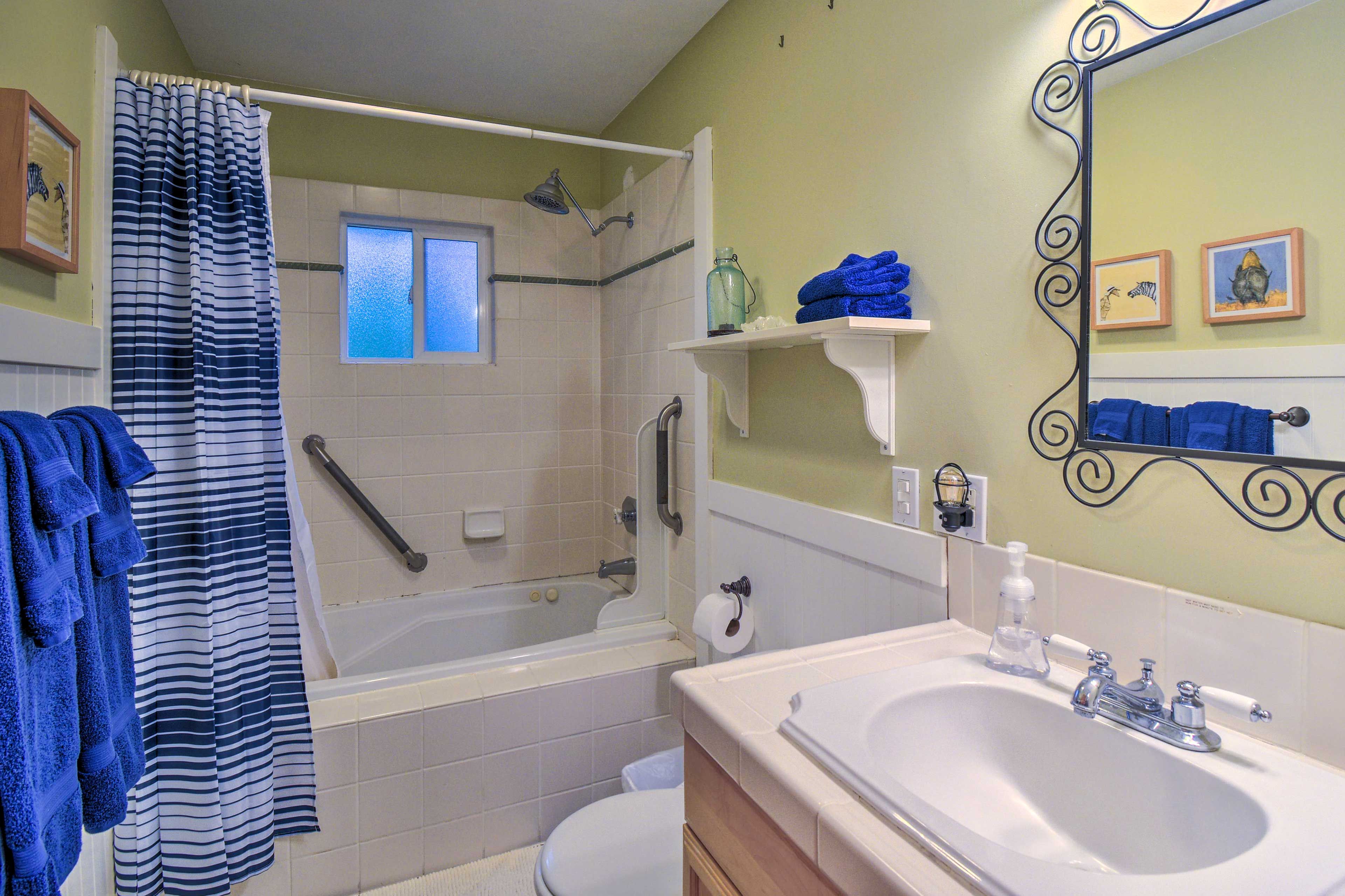 Full Bathroom | Towels Provided | Jetted Tub