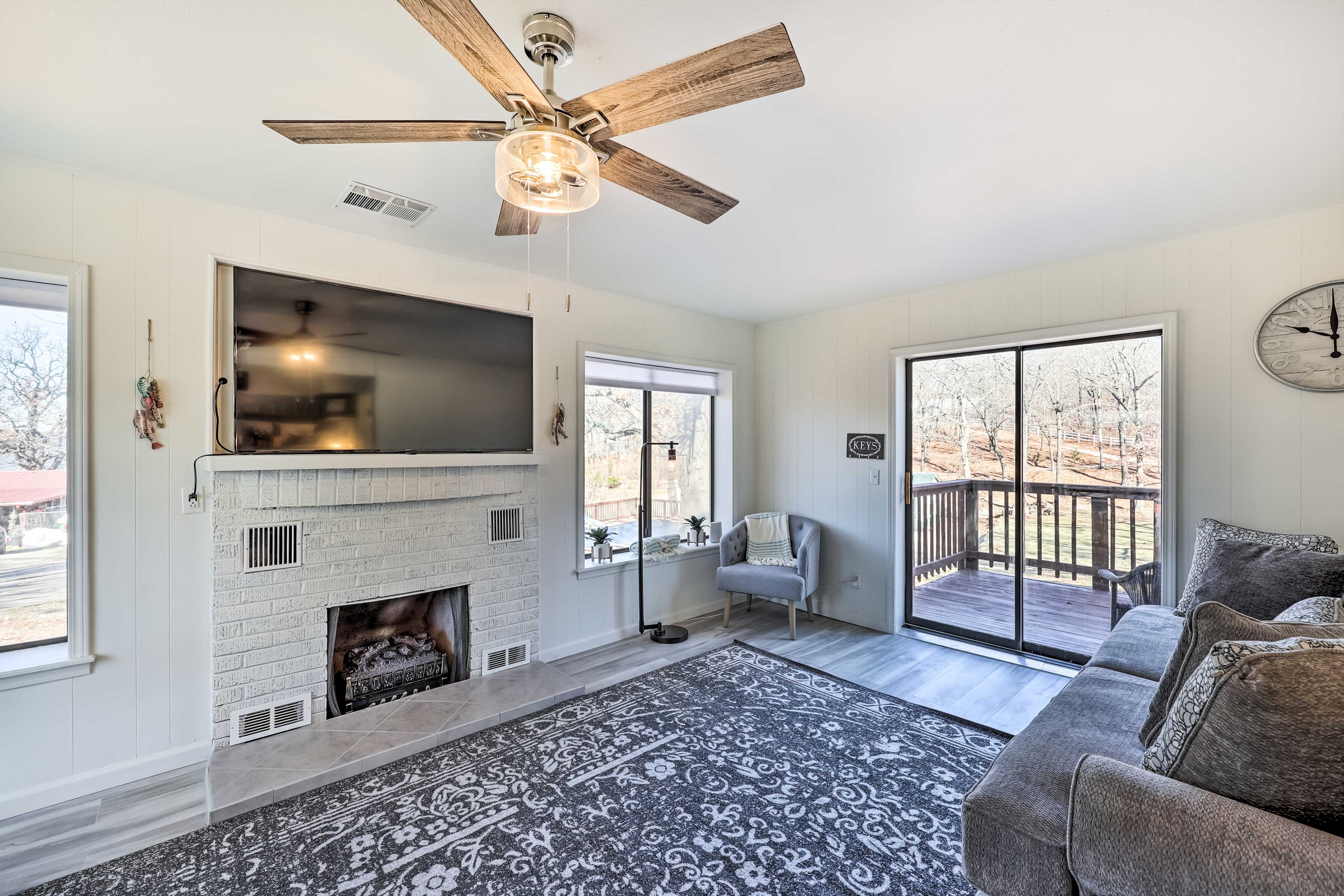 Living Room | Smart TV | Fireplace | Free WiFi | 1st Floor