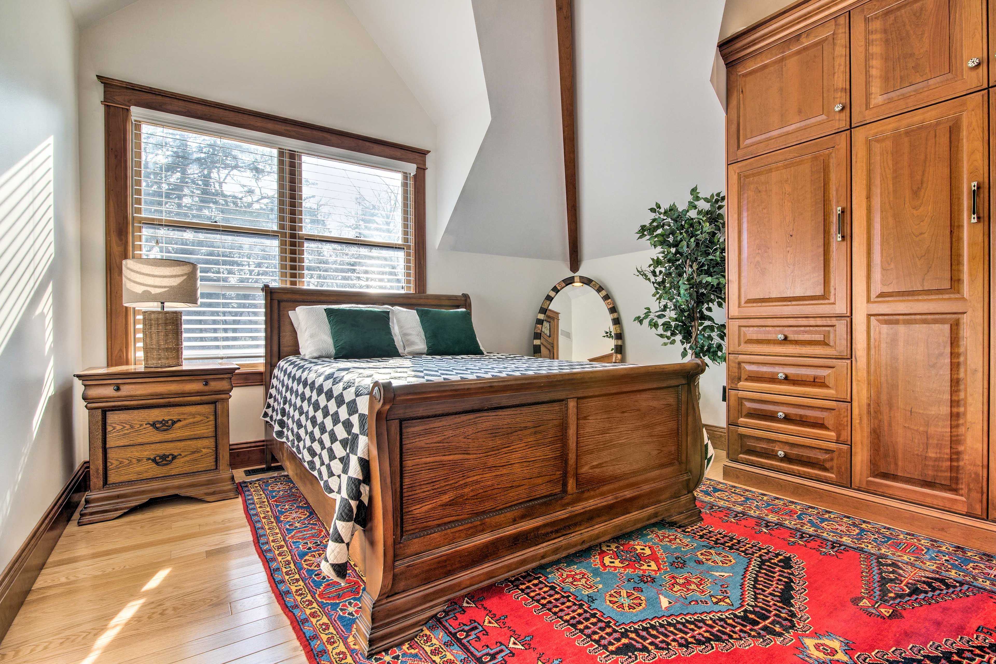 Bedroom | Queen Bed