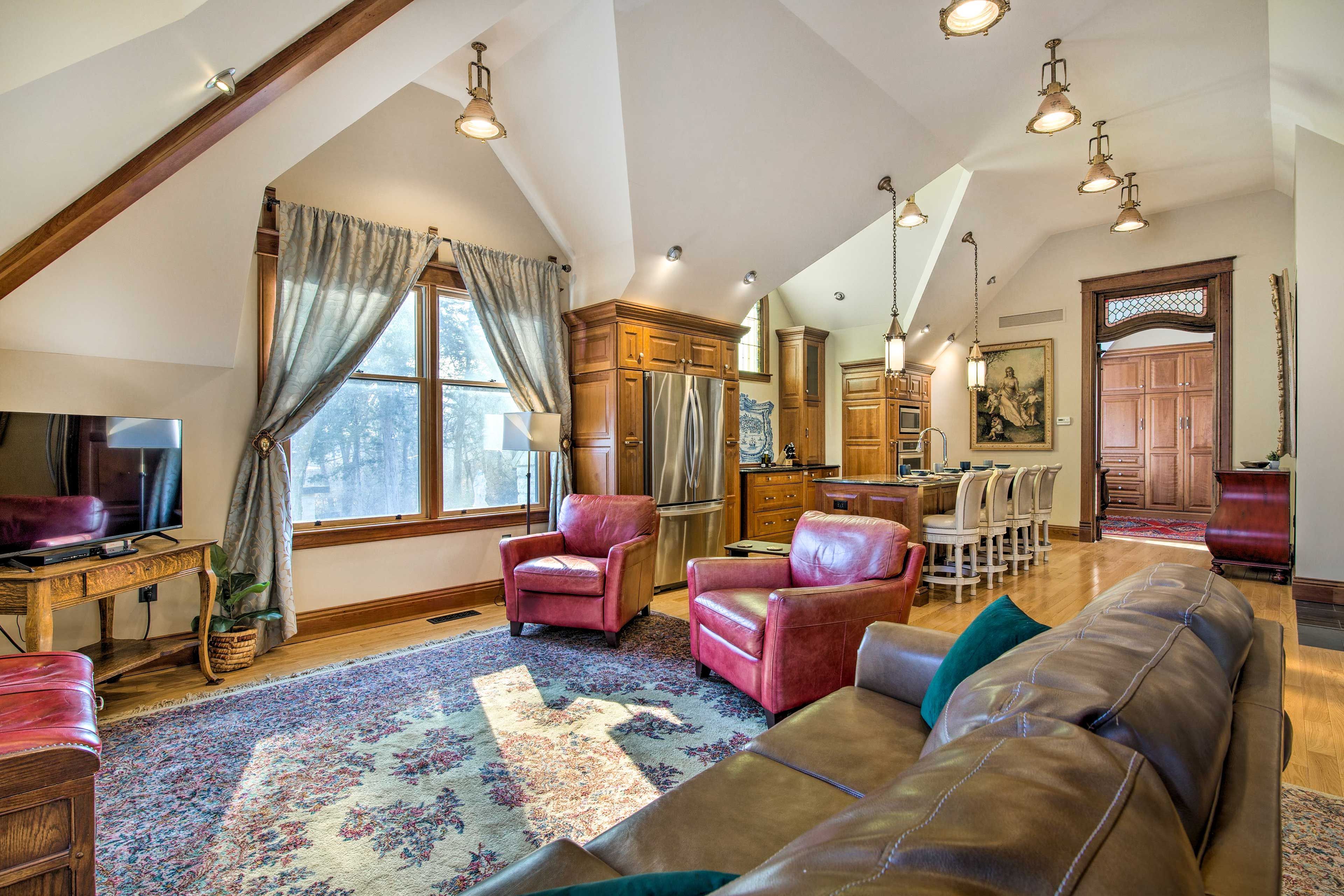 Living Room | Full Sleeper Sofa | Free WiFi | Central A/C
