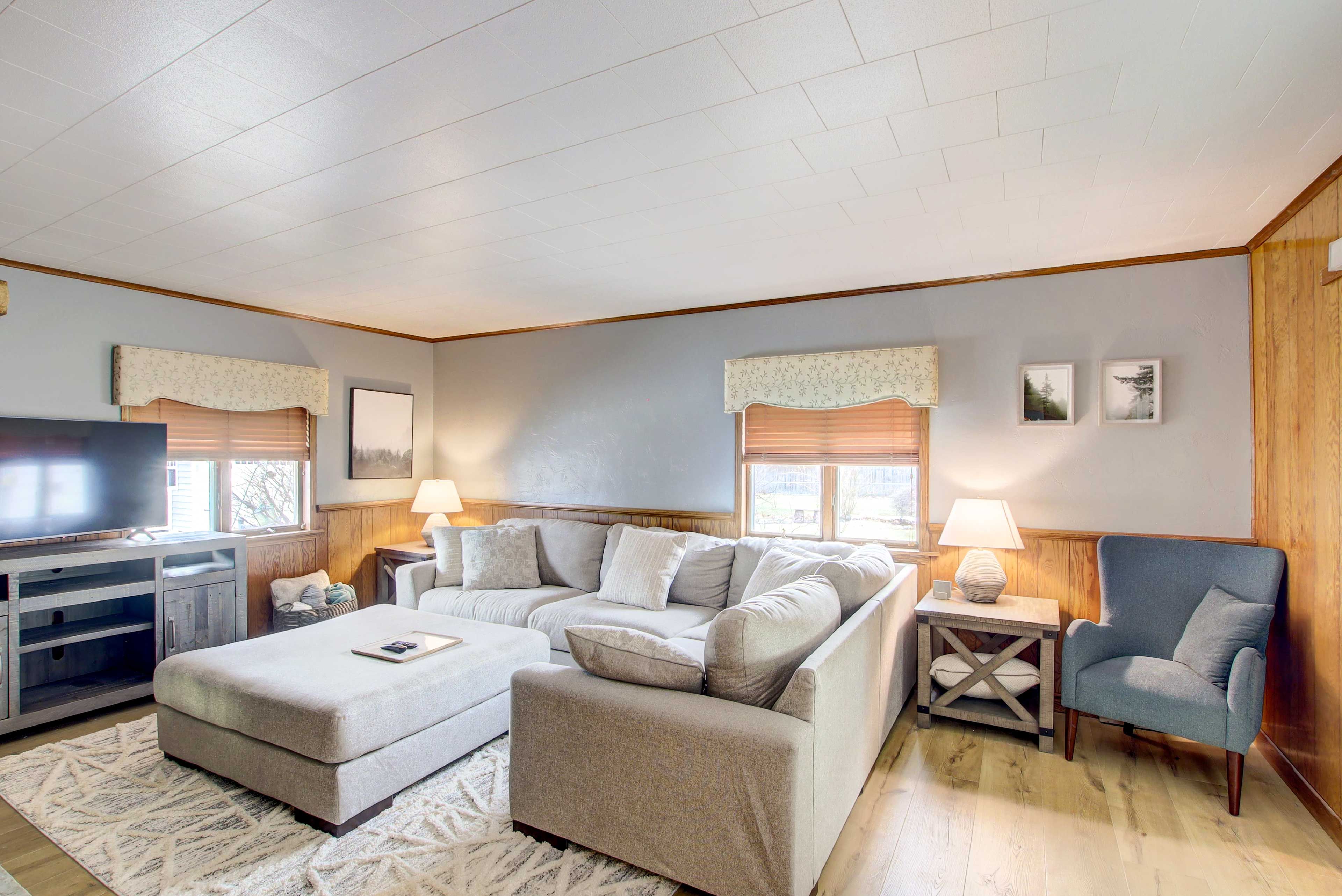 Living Room | Smart TV | Fireplace | Central Heating & A/C | Ceiling Fans