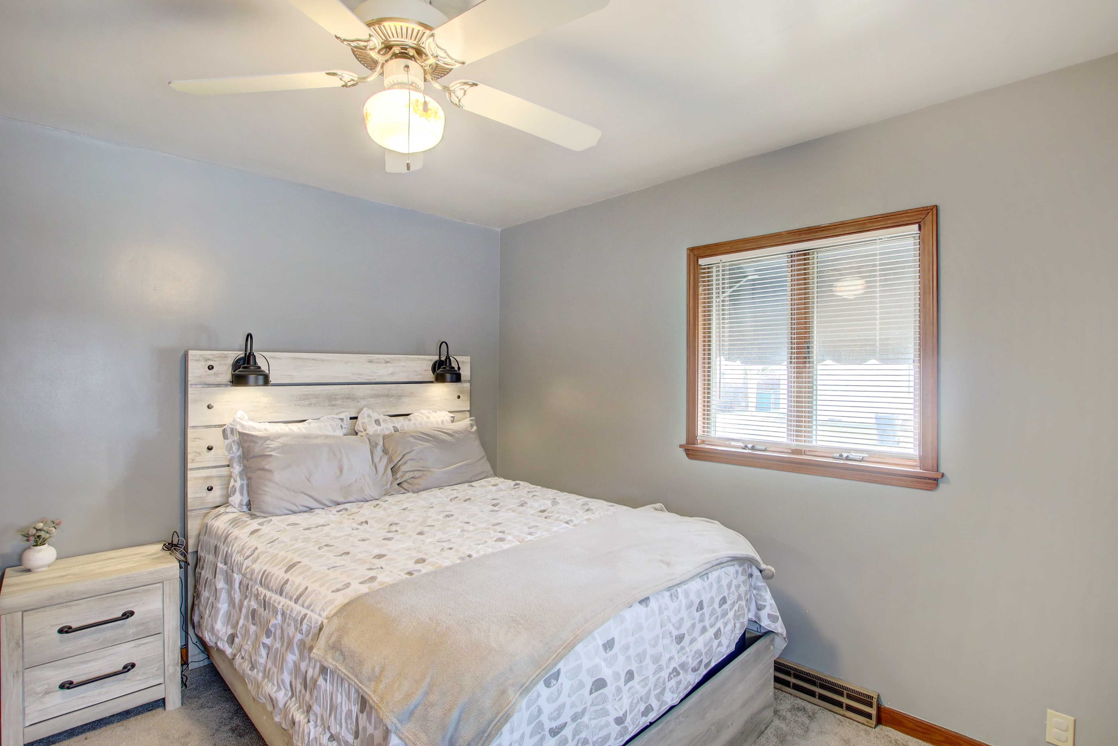 Bedroom 1 | 1st Floor | Queen Bed | Closet | Linens Provided