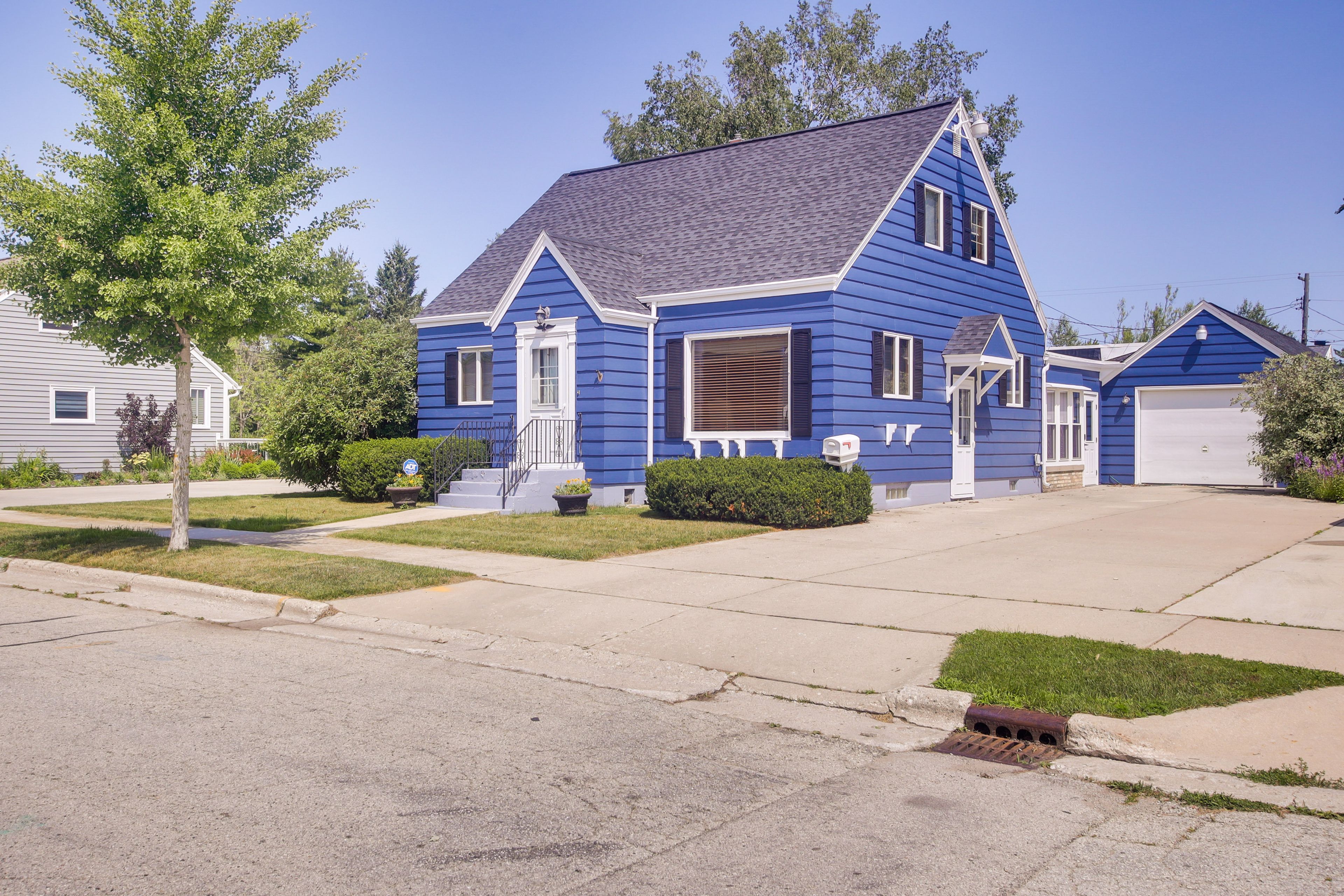 Parking | Driveway (3 Vehicles) | Street Parking (First-Come, First-Served)