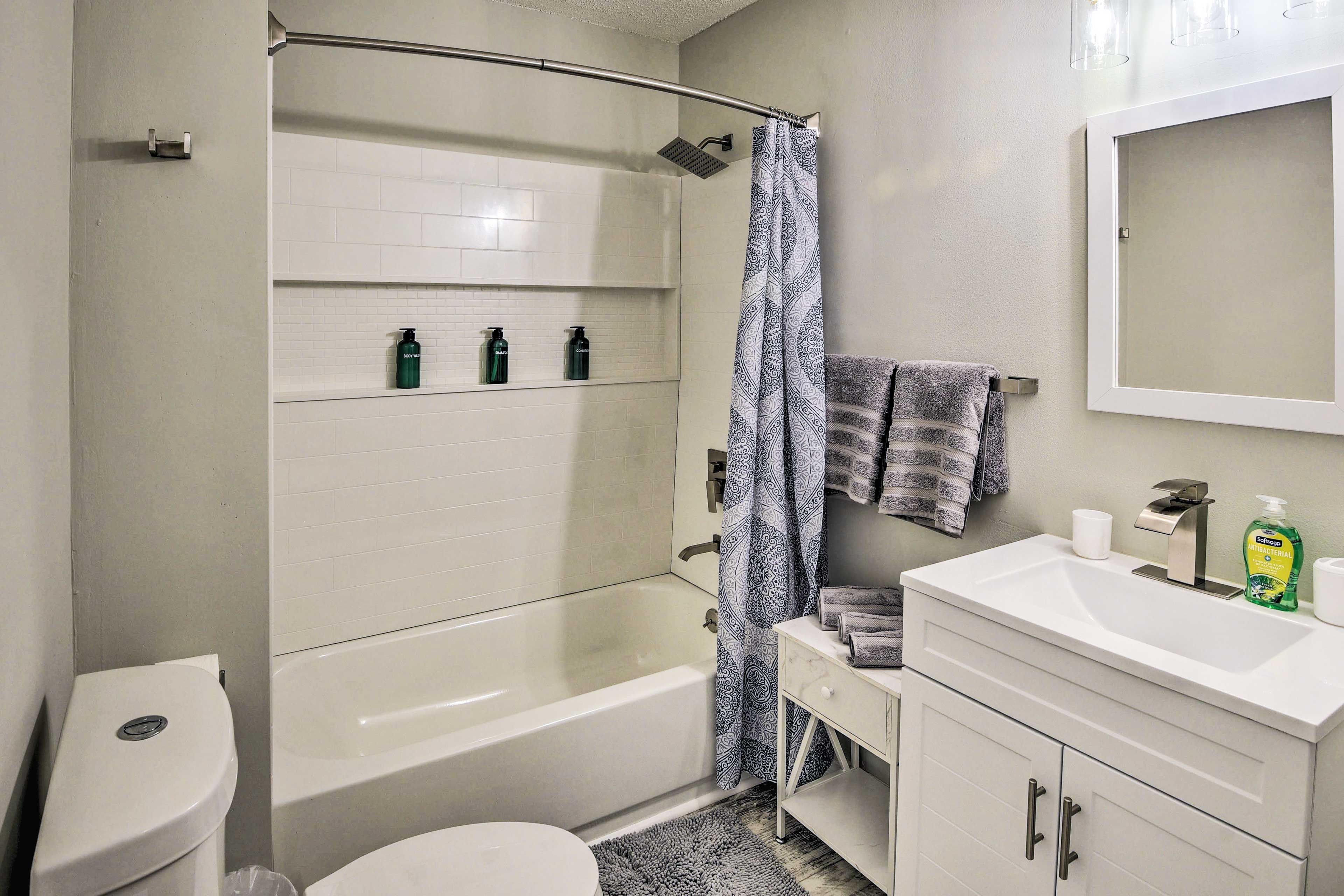 Full Bathroom | Complimentary Toiletries