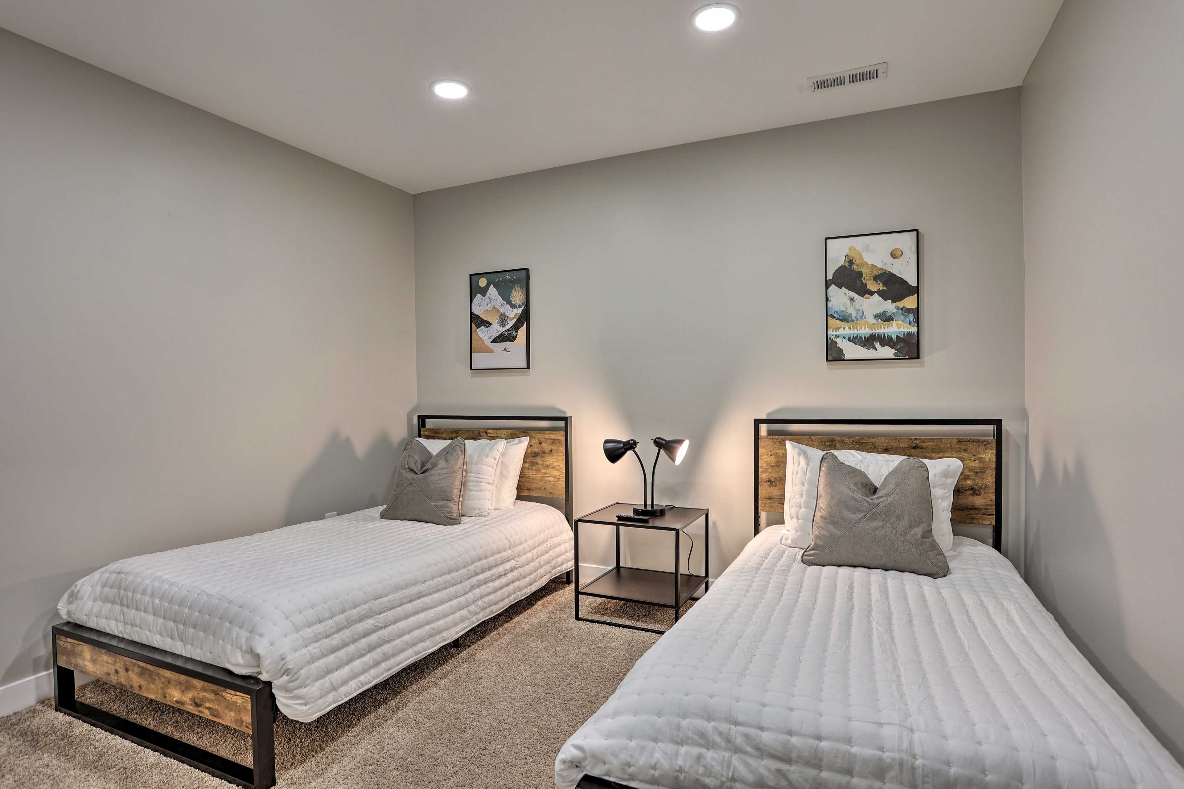 Bedroom 3 | 2 Twin Beds | Smart TV