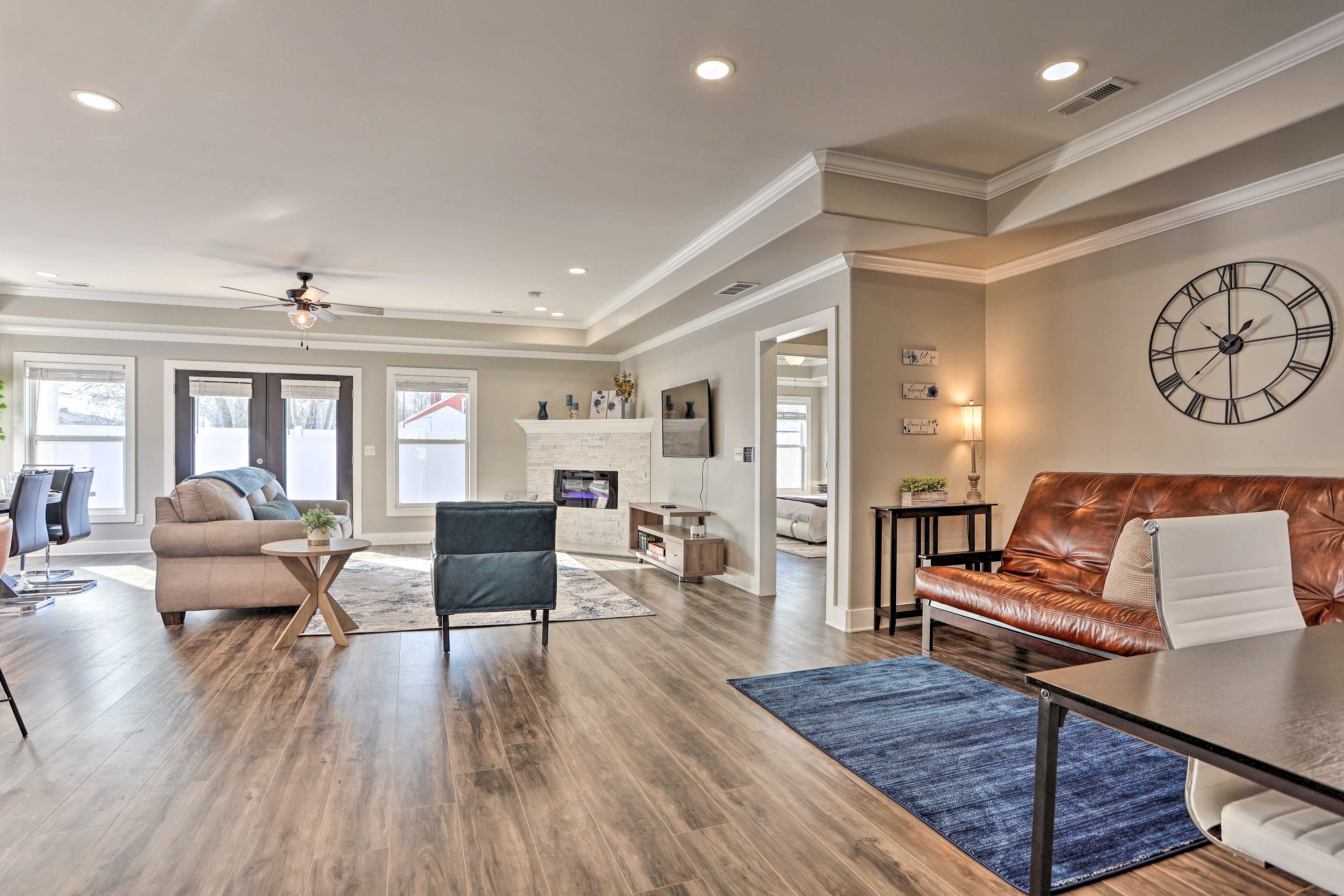 Living Room | Sleeper Sofa | Smart TV | Pet Friendly w/ Fee