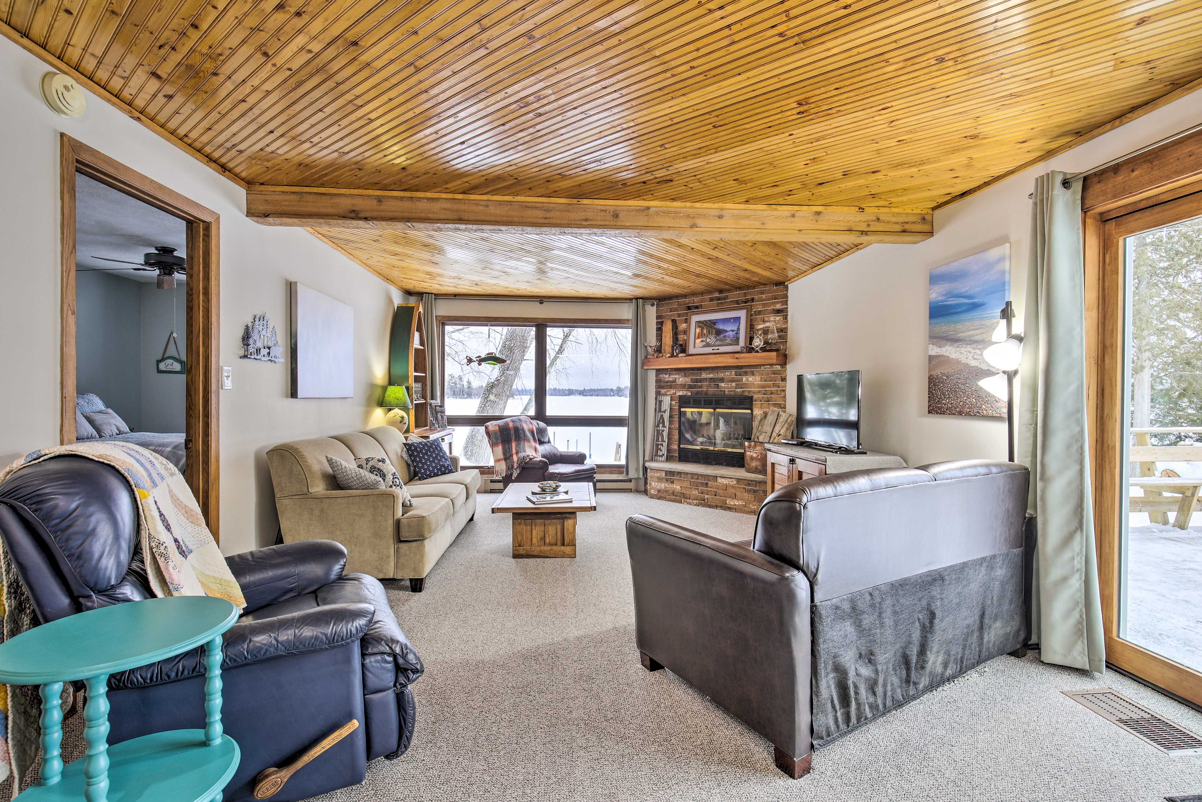 Living Room | Free WiFi | Window A/C Unit | Smart TV | Fireplace