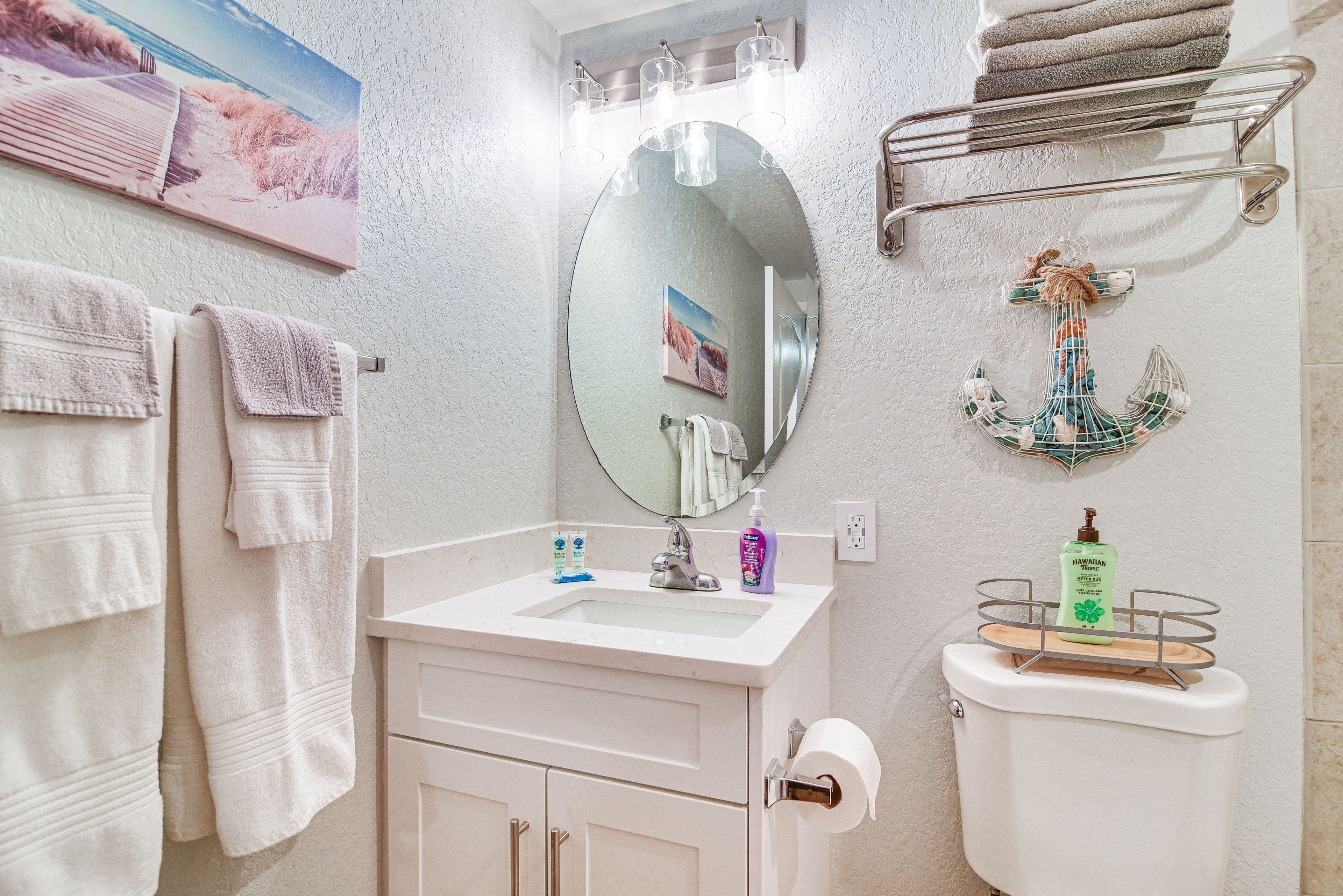 Full Bathroom | Towels Provided | Complimentary Toiletries