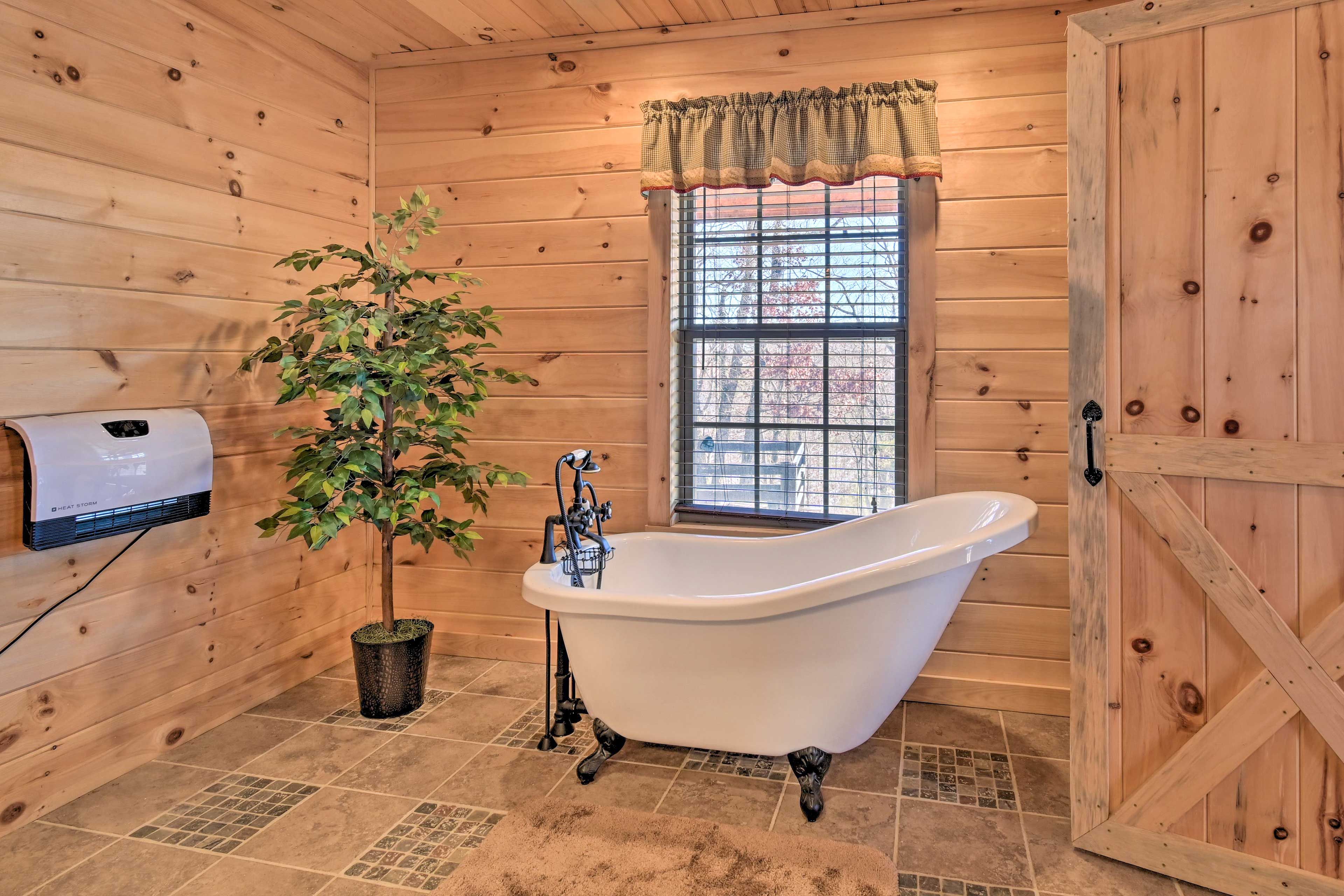 Full Bathroom | 1st Floor | Complimentary Toiletries | Towels Provided