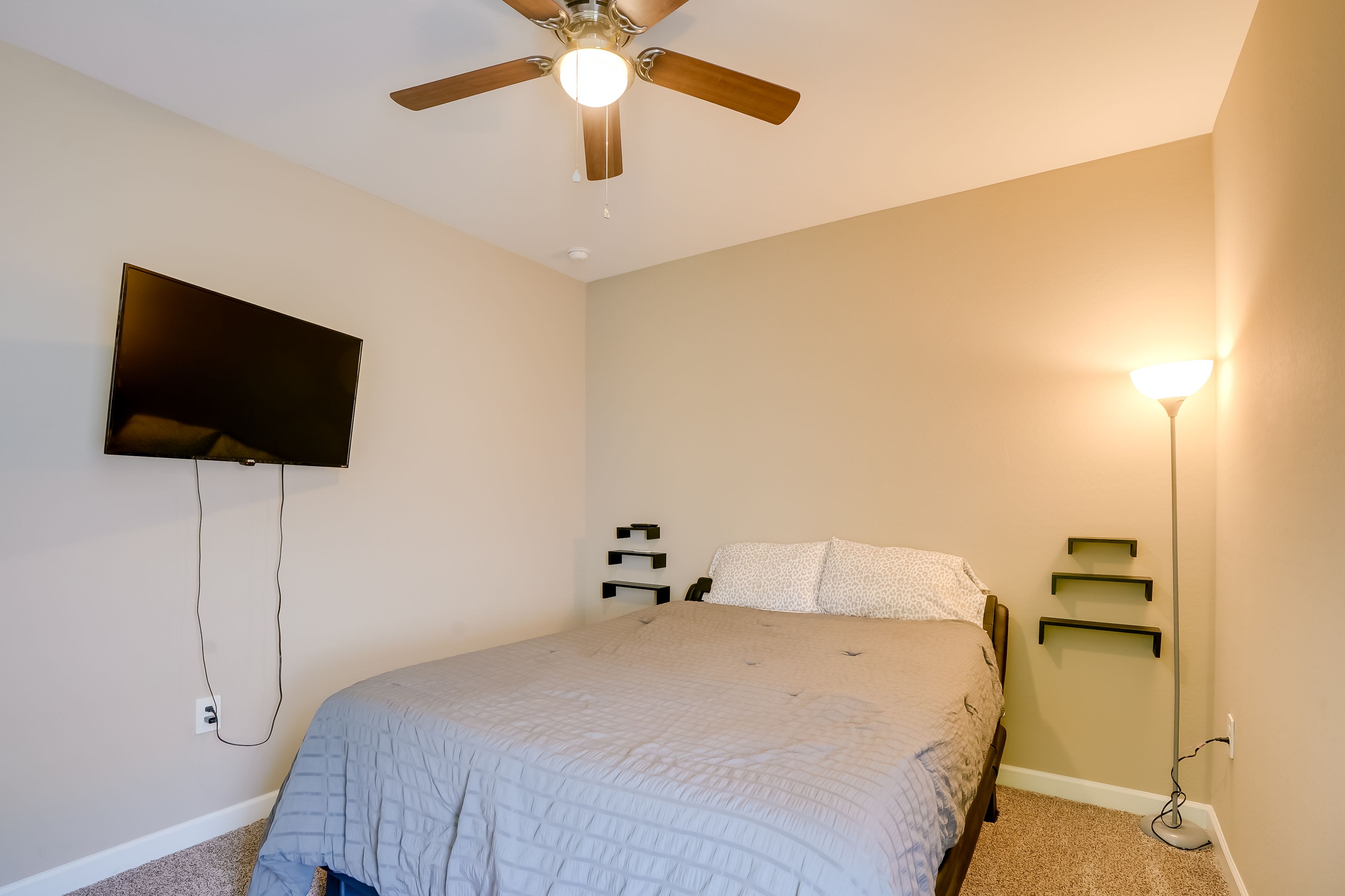 Bedroom 3 | Queen Bed