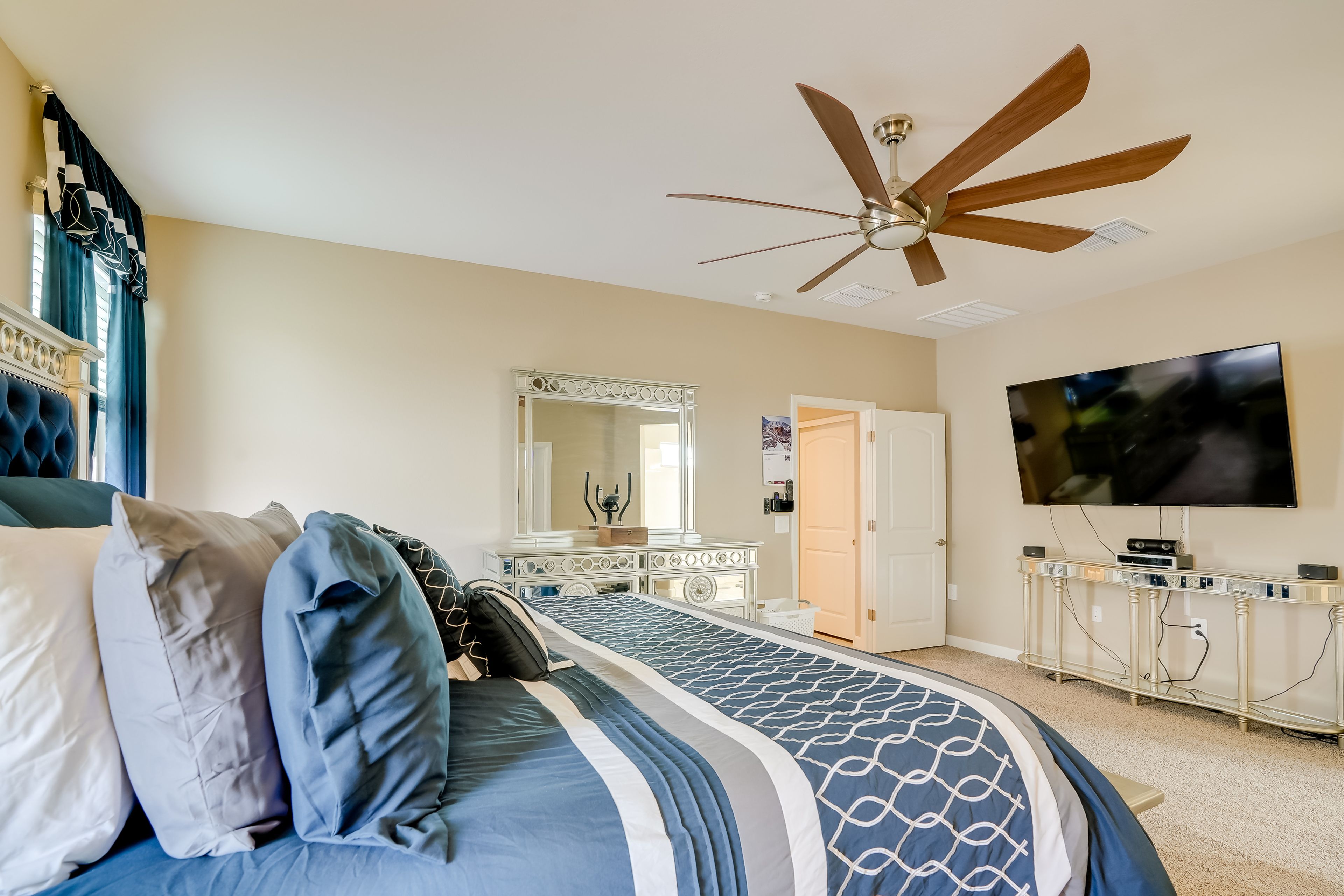Bedroom 1 | King Bed | Smart TV