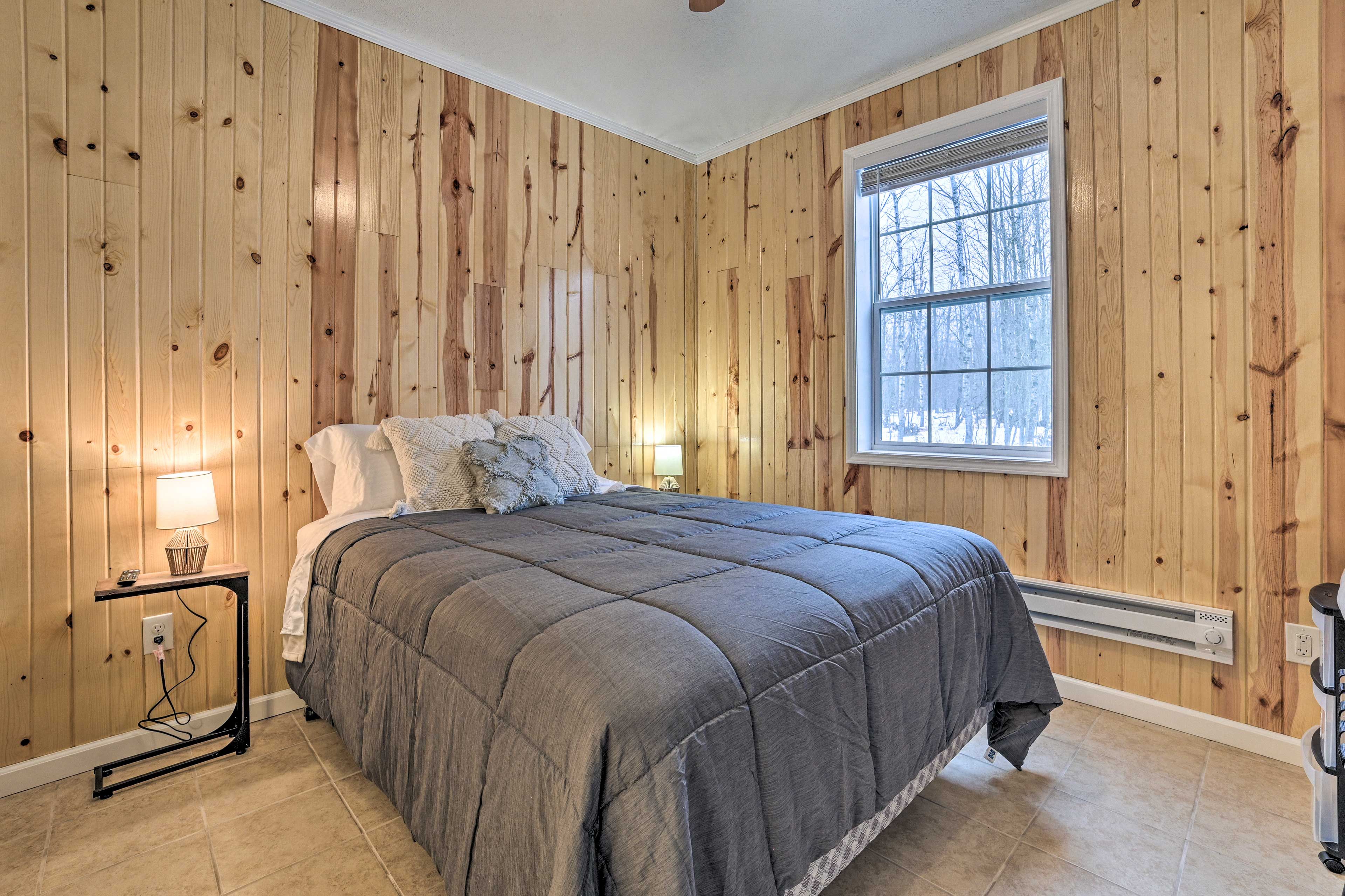 Bedroom 1 | Queen Bed | Smart TV | 1st Floor
