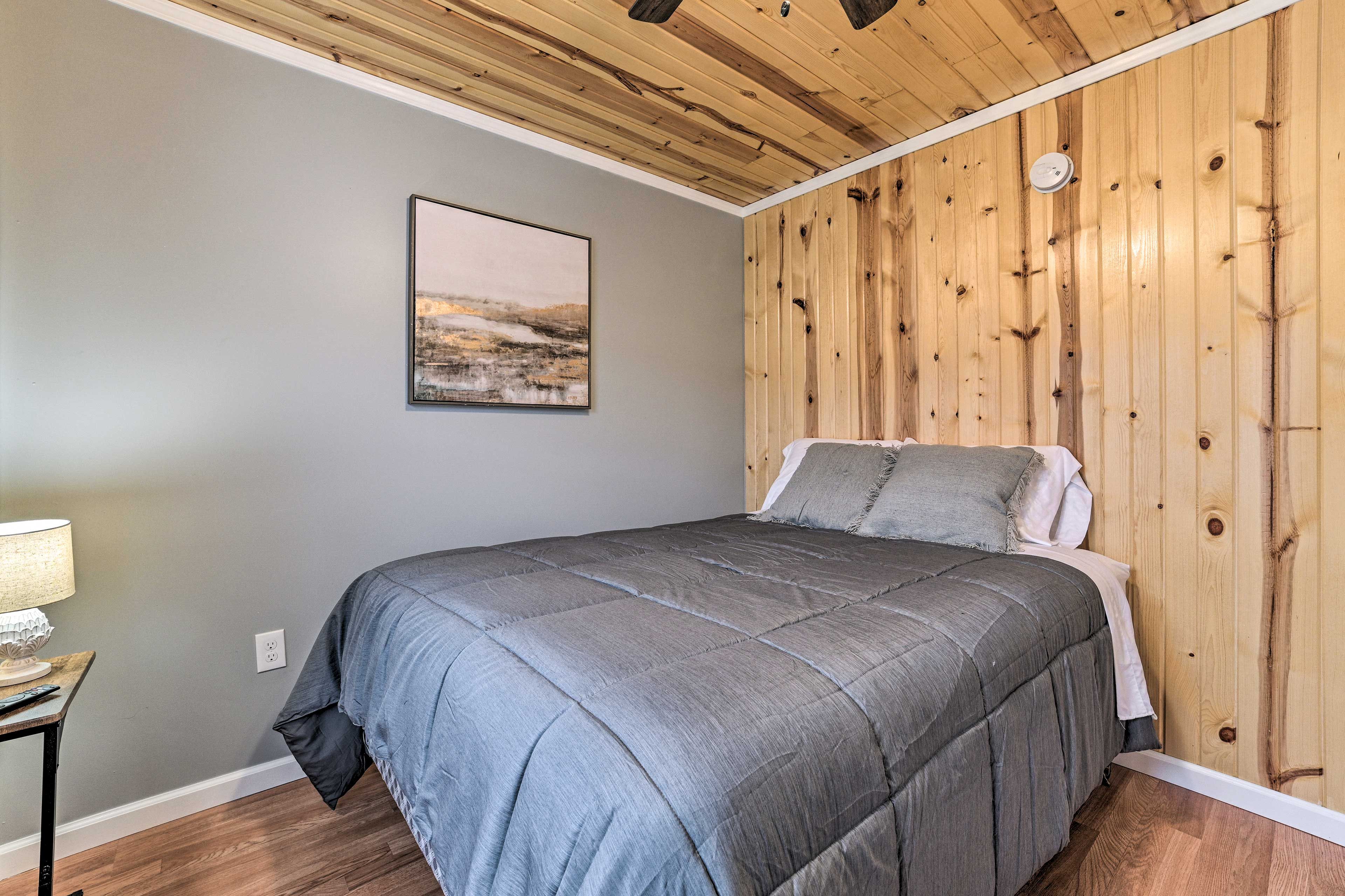 Bedroom 2 | Queen Bed | Smart TV | 2nd Floor