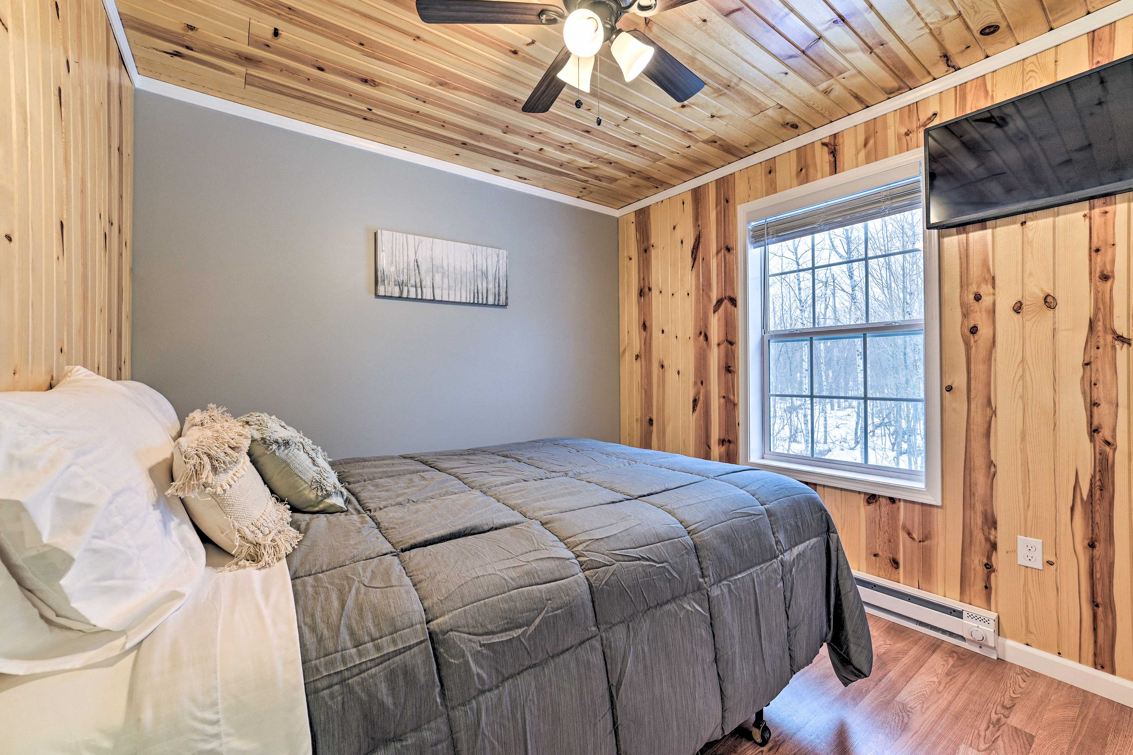 Bedroom 3 | Queen Bed | Smart TV | 2nd Floor