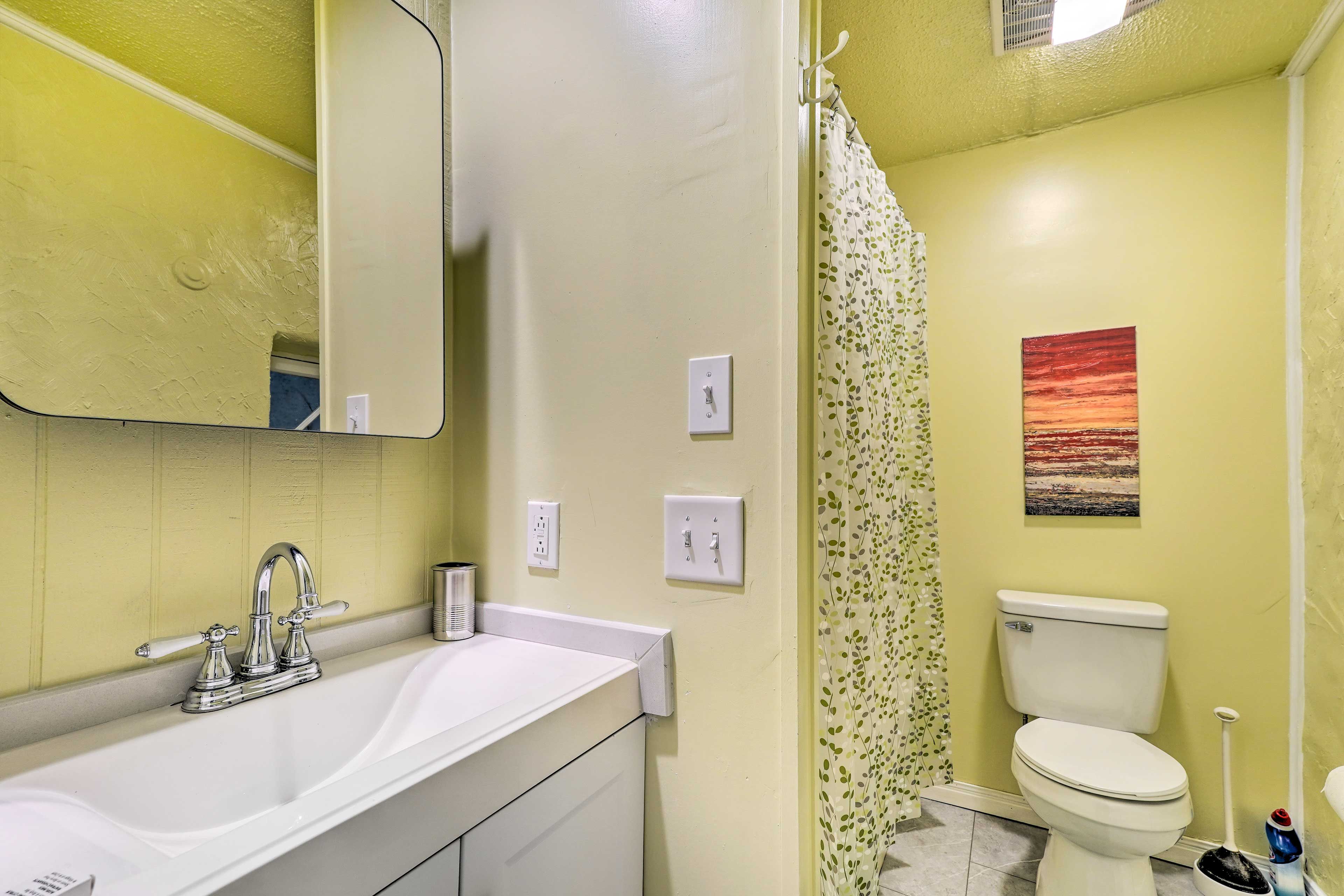 Full Bathroom | Complimentary Toiletries