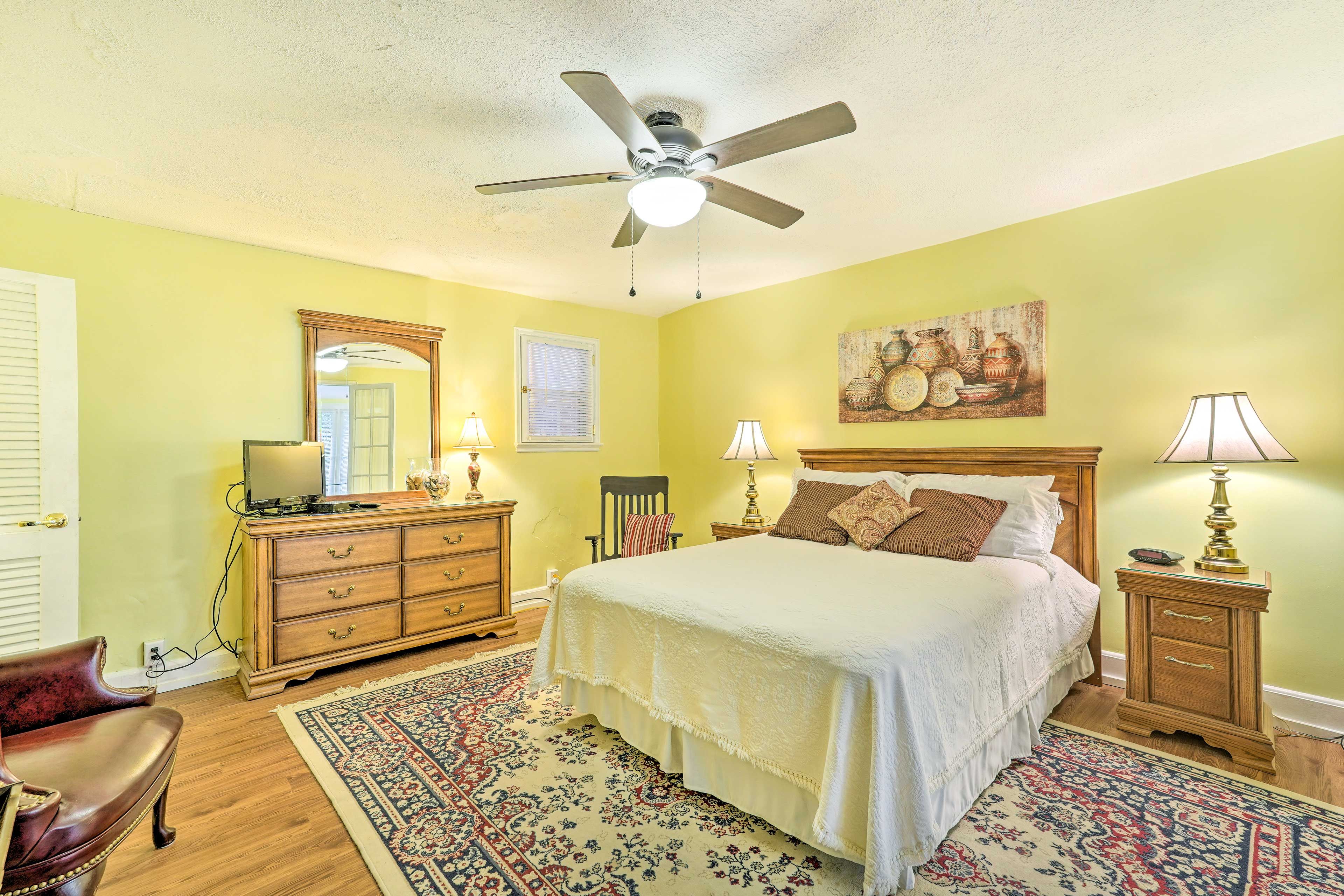 Bedroom | Queen Bed | Linens & Towels Provided