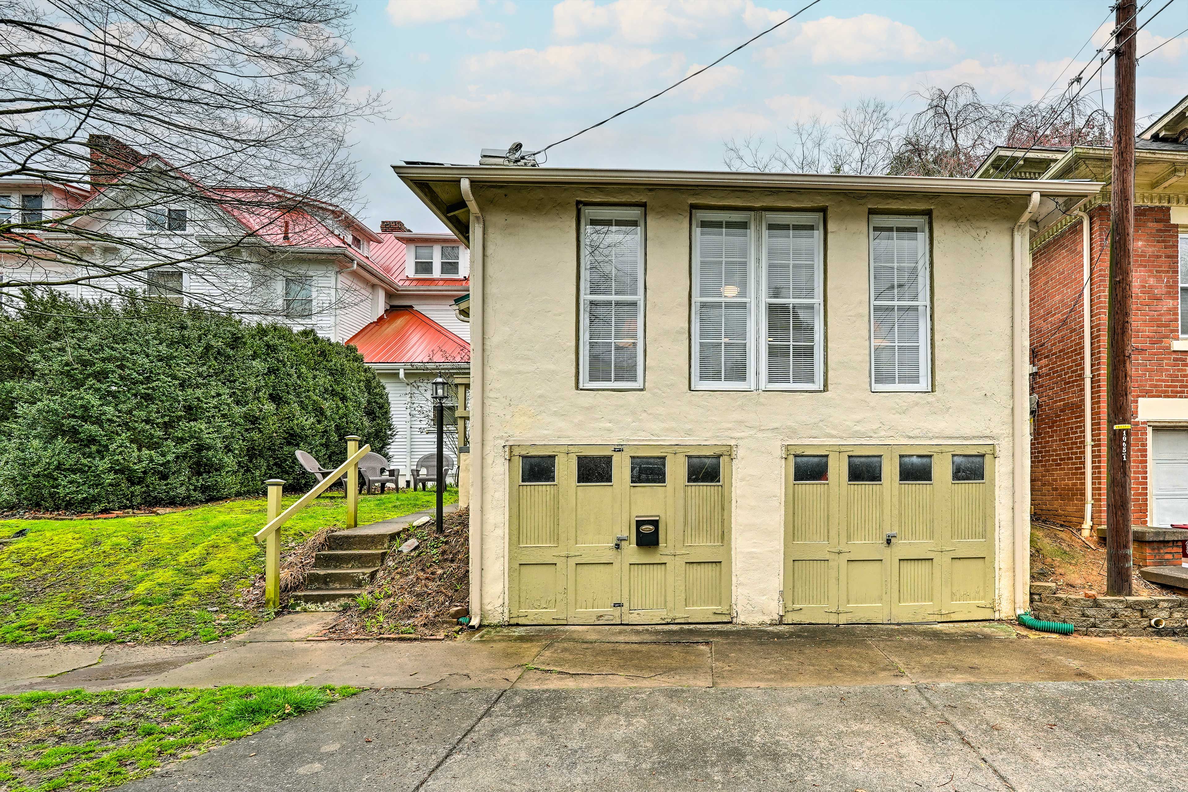 Parking | Driveway (1 Vehicle) | Street Parking (First-Come, First-Served)