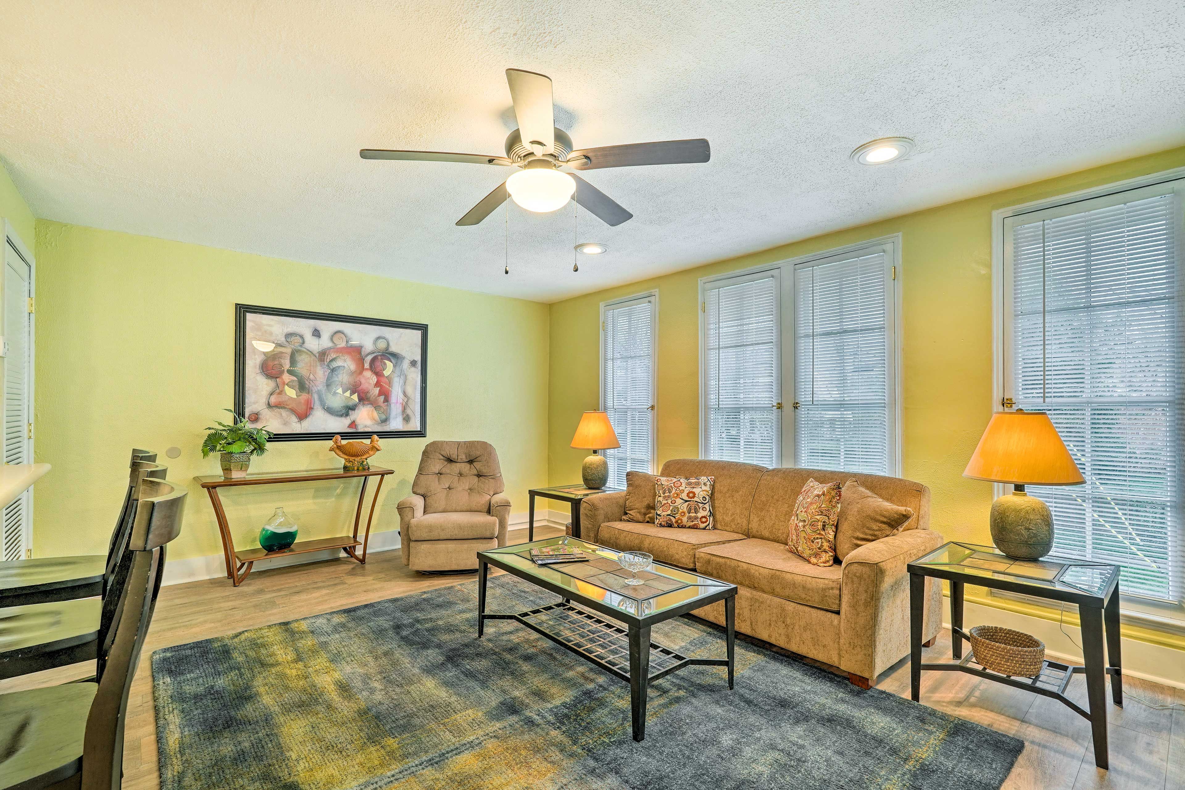 Living Room | Free WiFi | Smart TV | Central A/C & Heating | Queen Sleeper Sofa