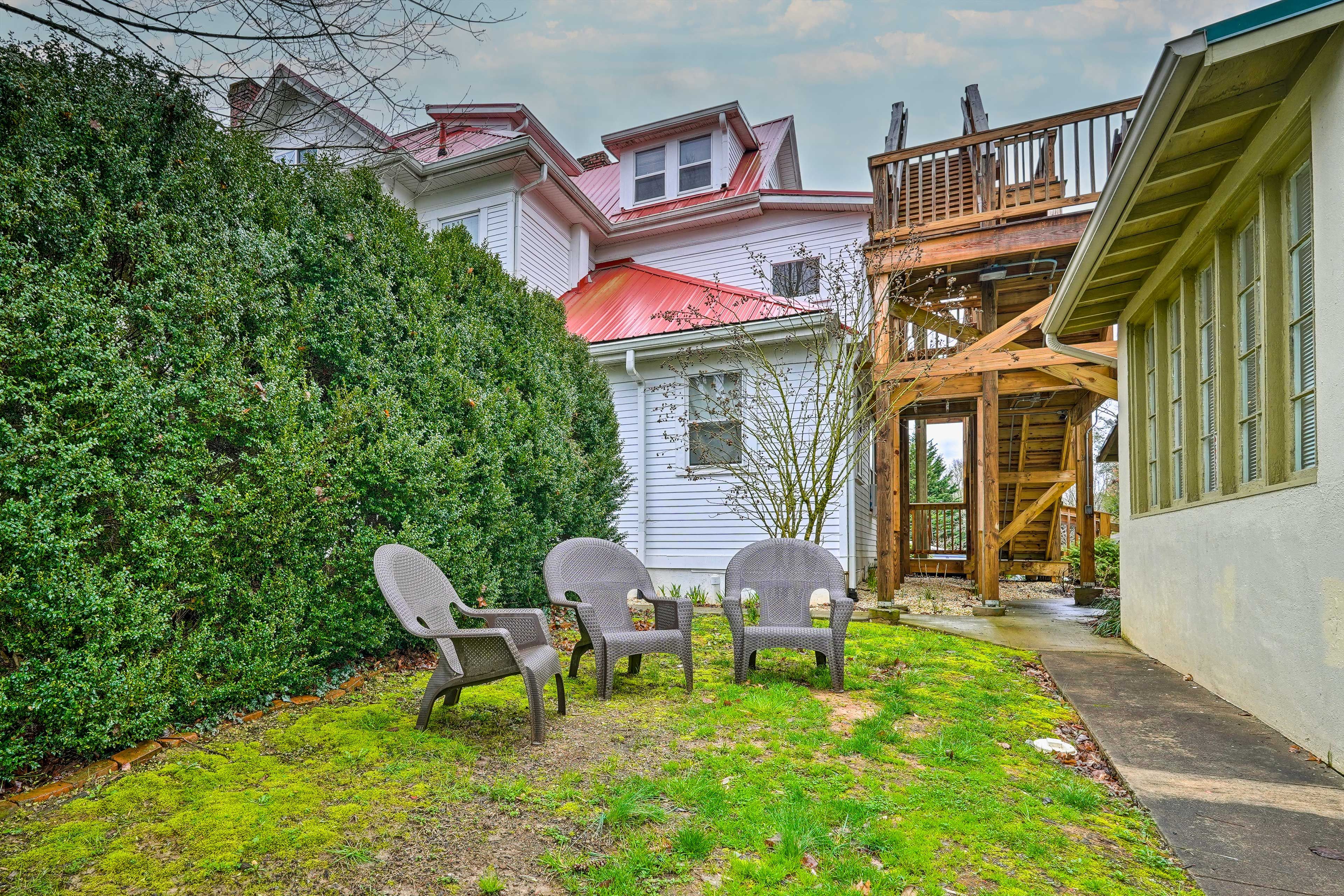 Side Yard | Outdoor Seating