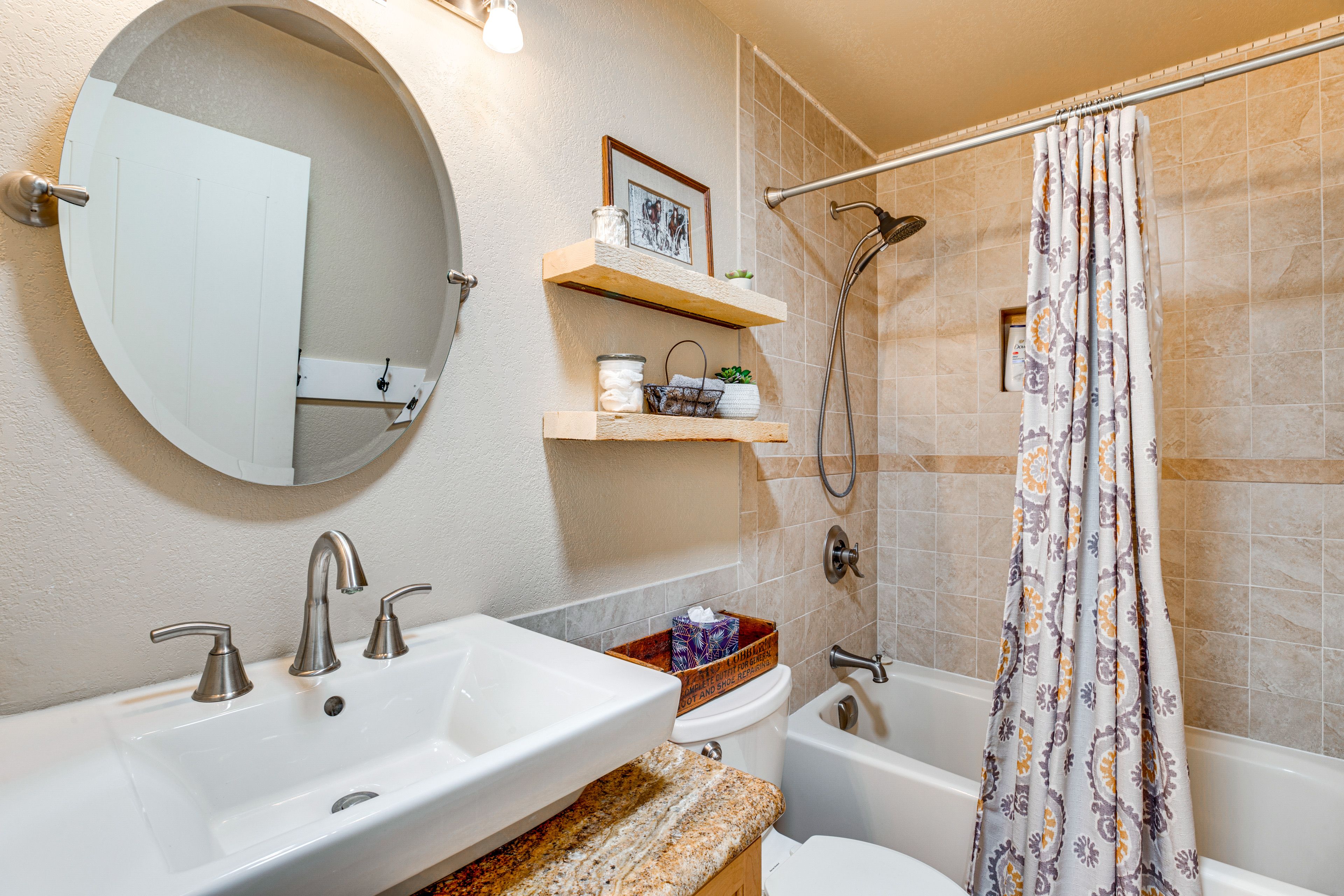 Full Bathroom | Towels Provided | Shower/Tub Combo