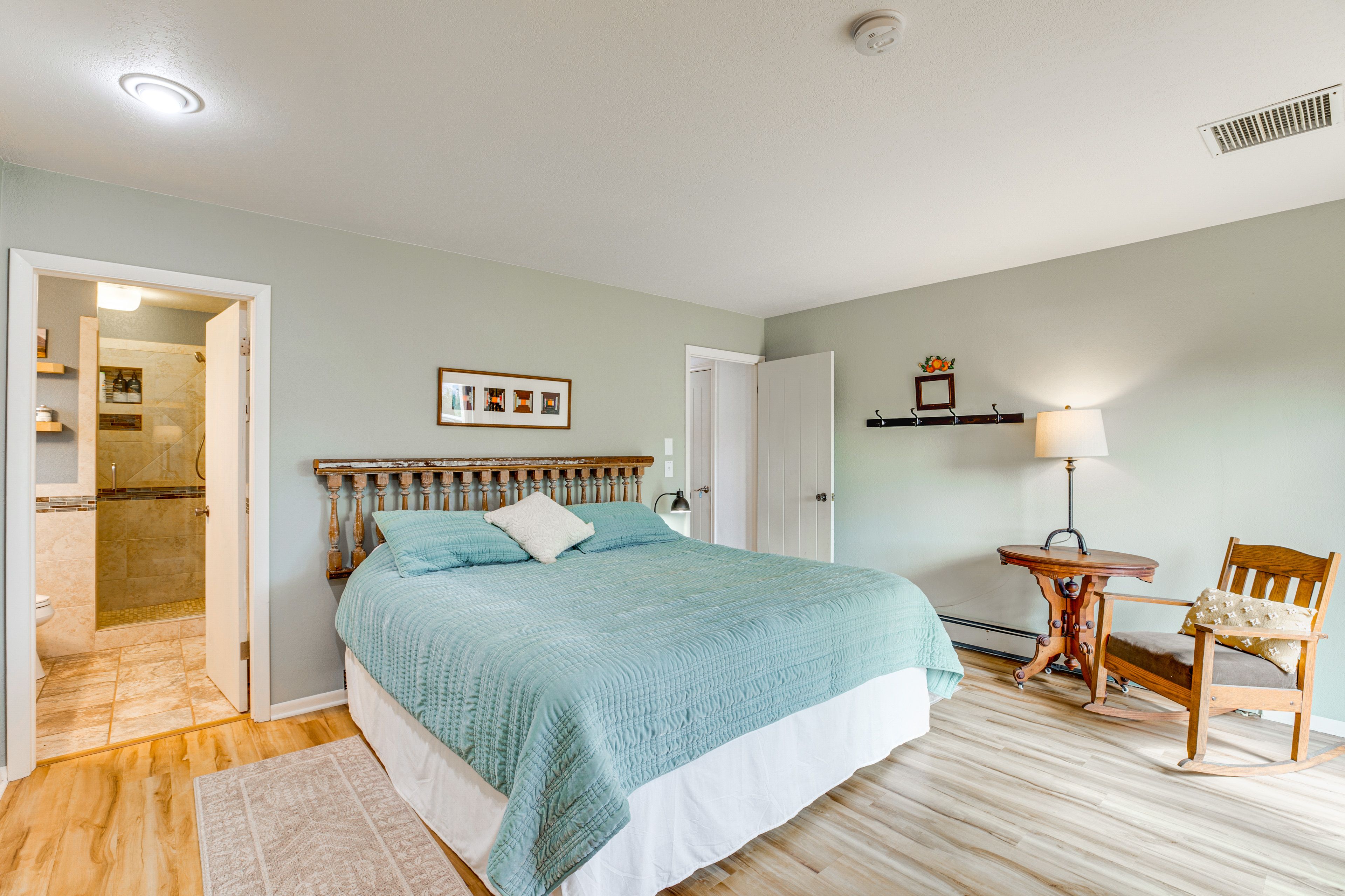 Bedroom 1 | King Bed | En-Suite Bathroom