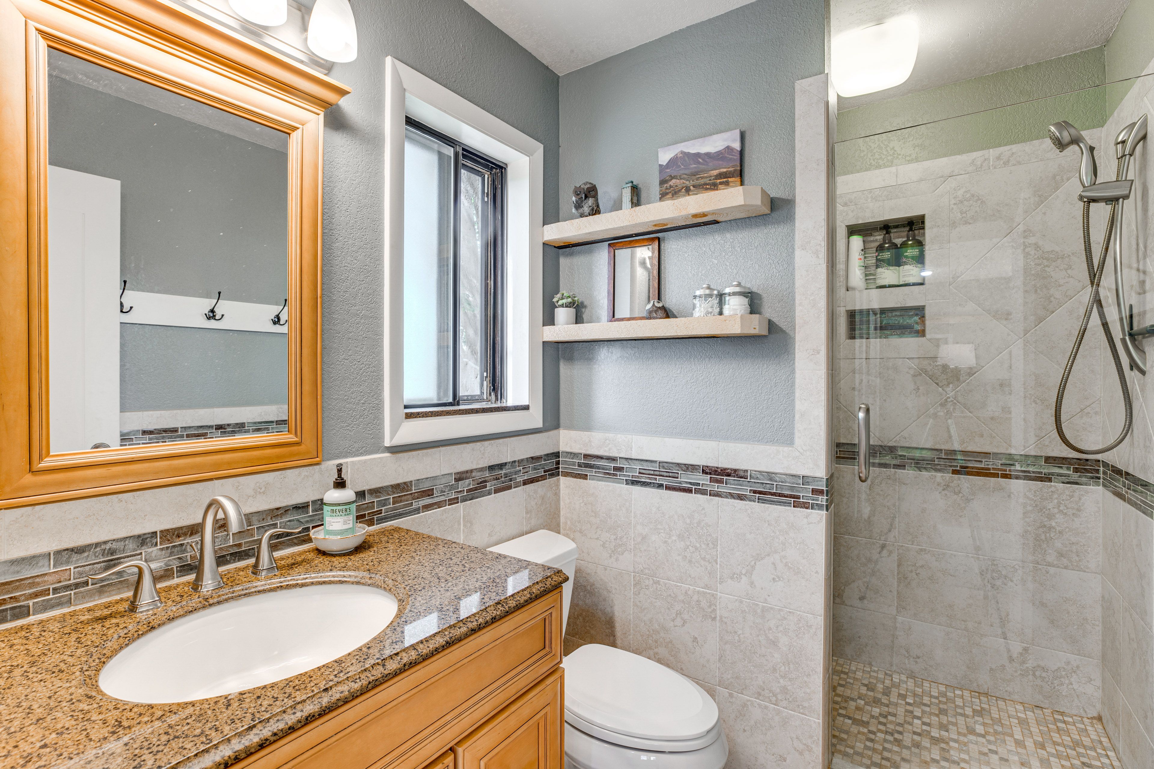 Full Bathroom | Complimentary Toiletries | Hair Dryer