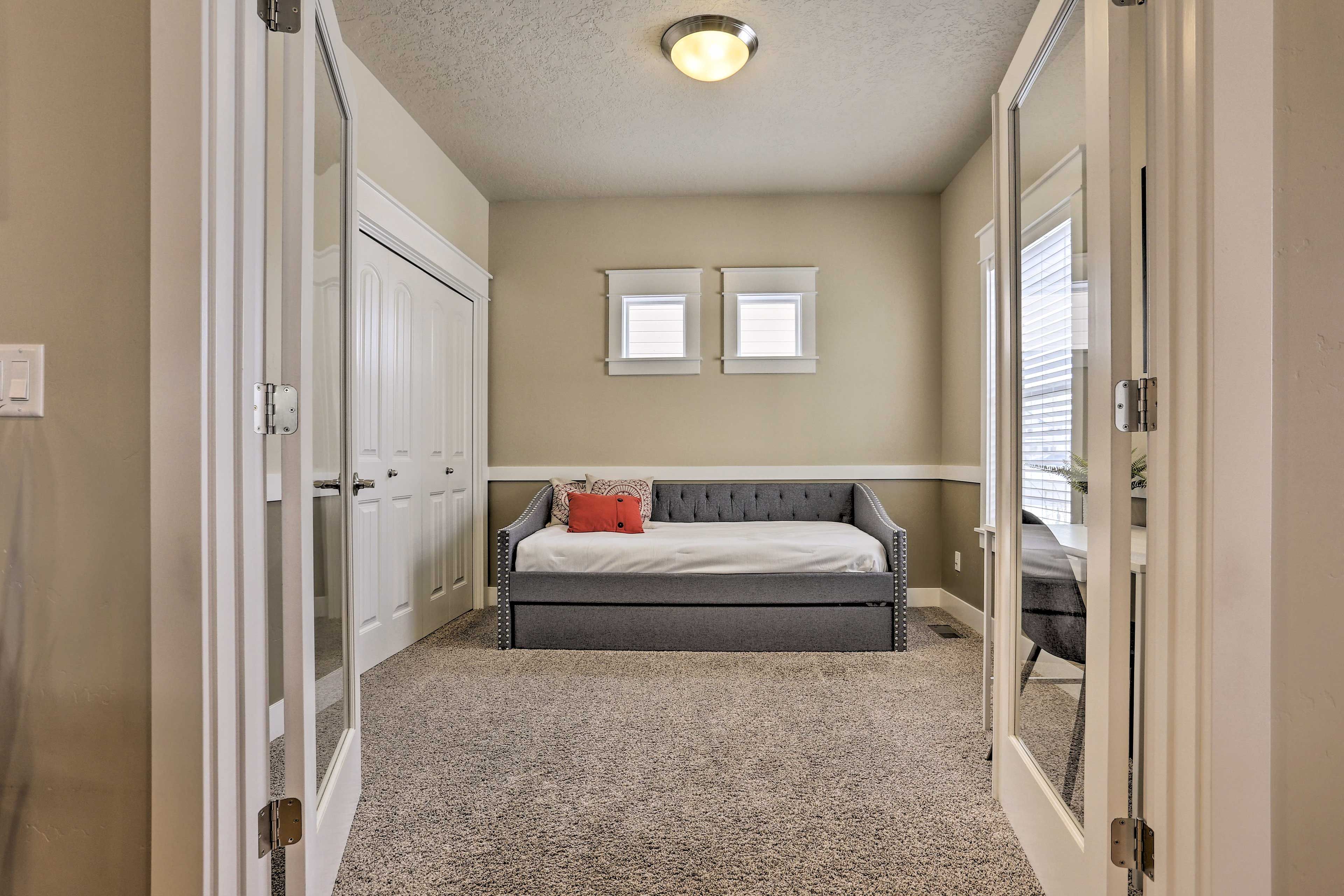 Bedroom 3 | Twin Daybed w/ Twin Trundle | Laptop-Friendly Workspace