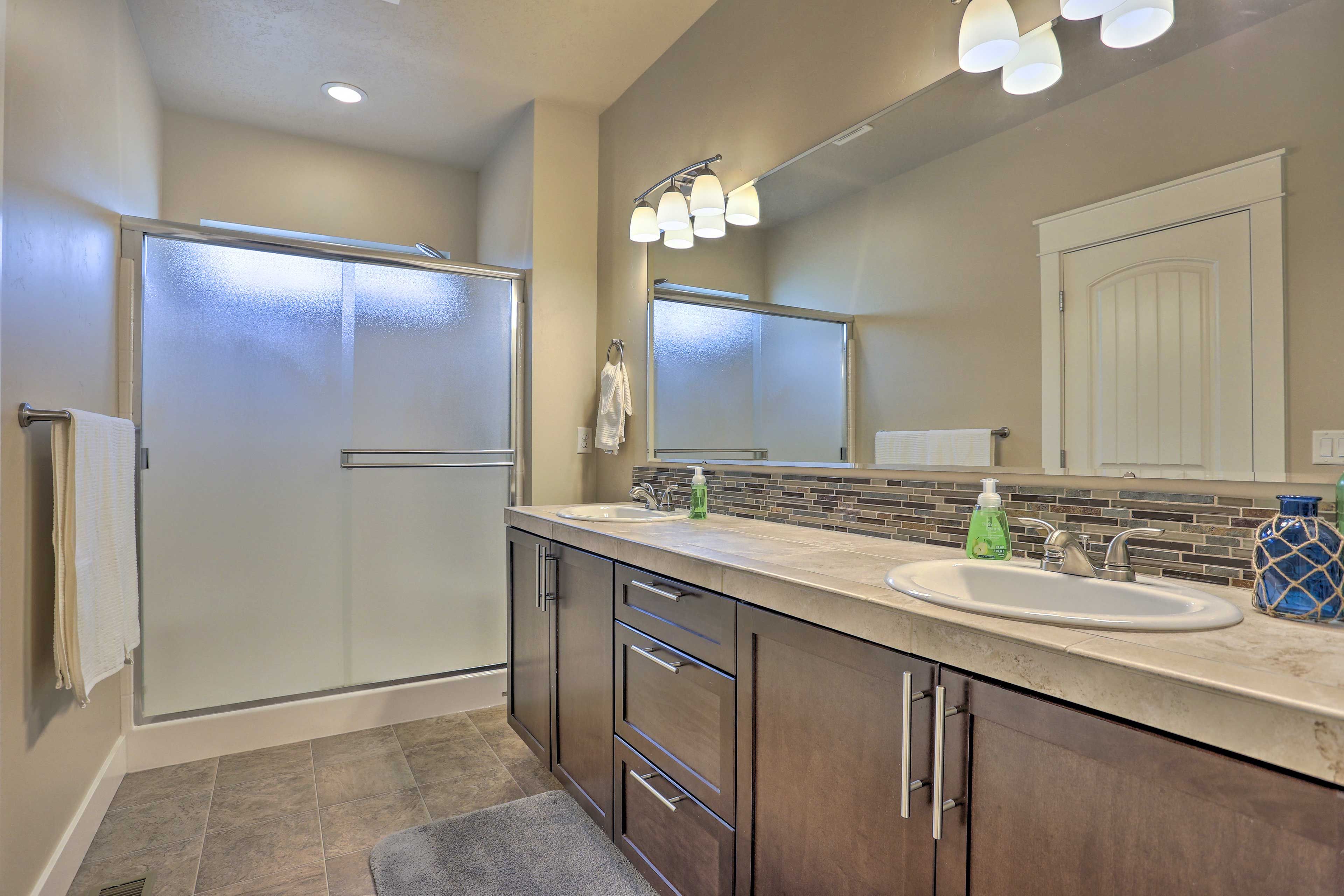 Full Bathroom | Towels Provided | Complimentary Toiletries
