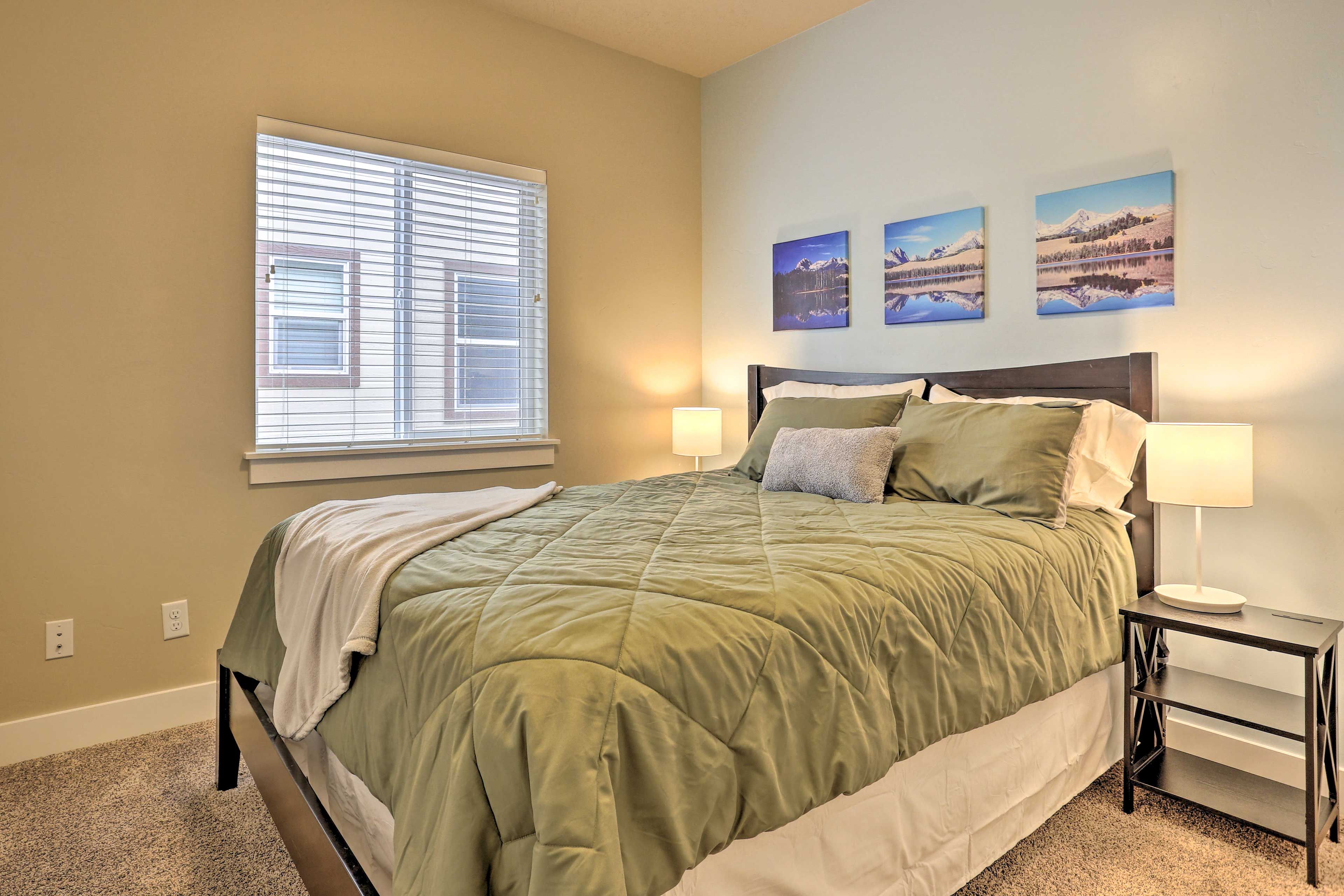 Bedroom 2 | Queen Bed
