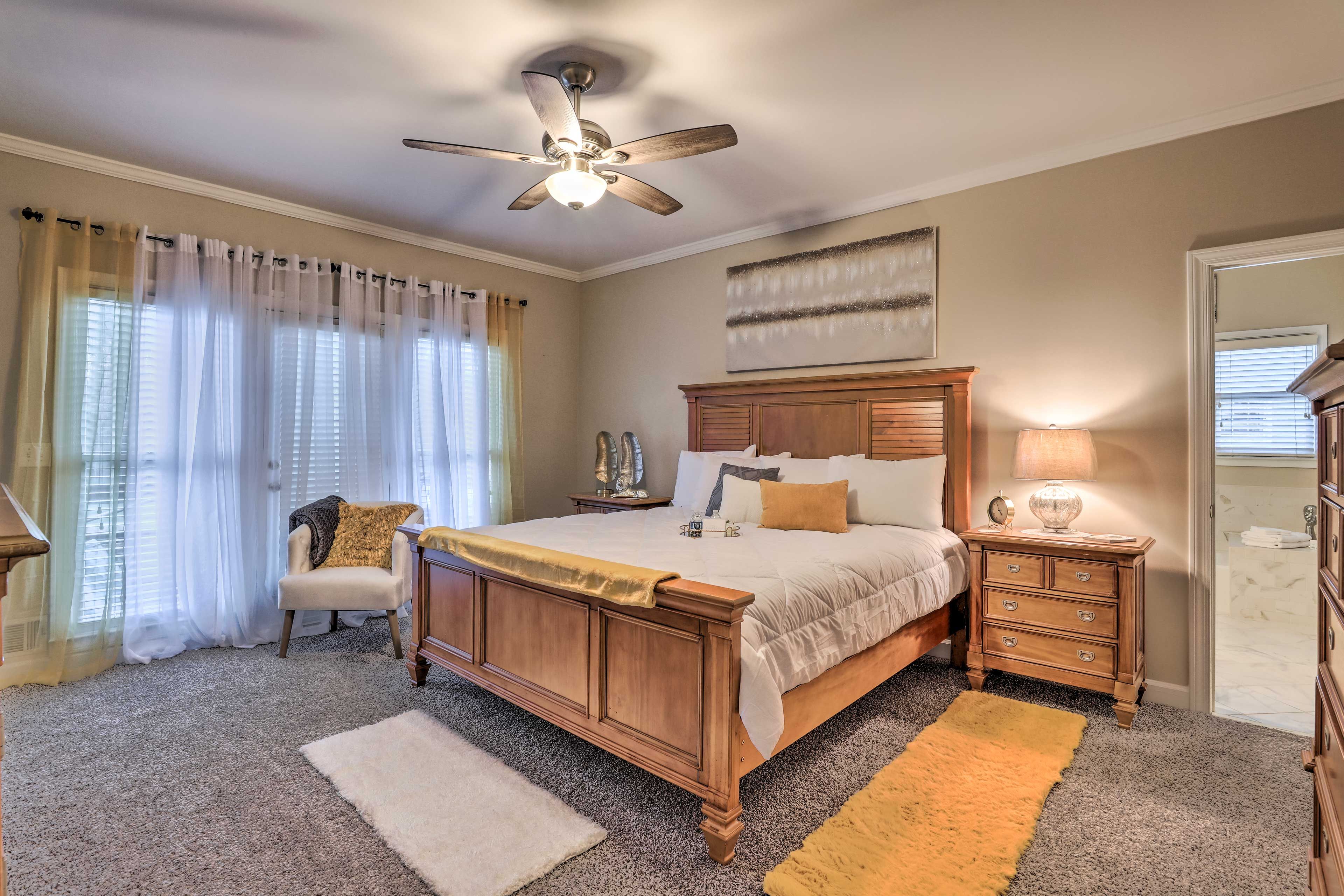 Bedroom 1 | King Bed | Smart TV | En-Suite Bathroom
