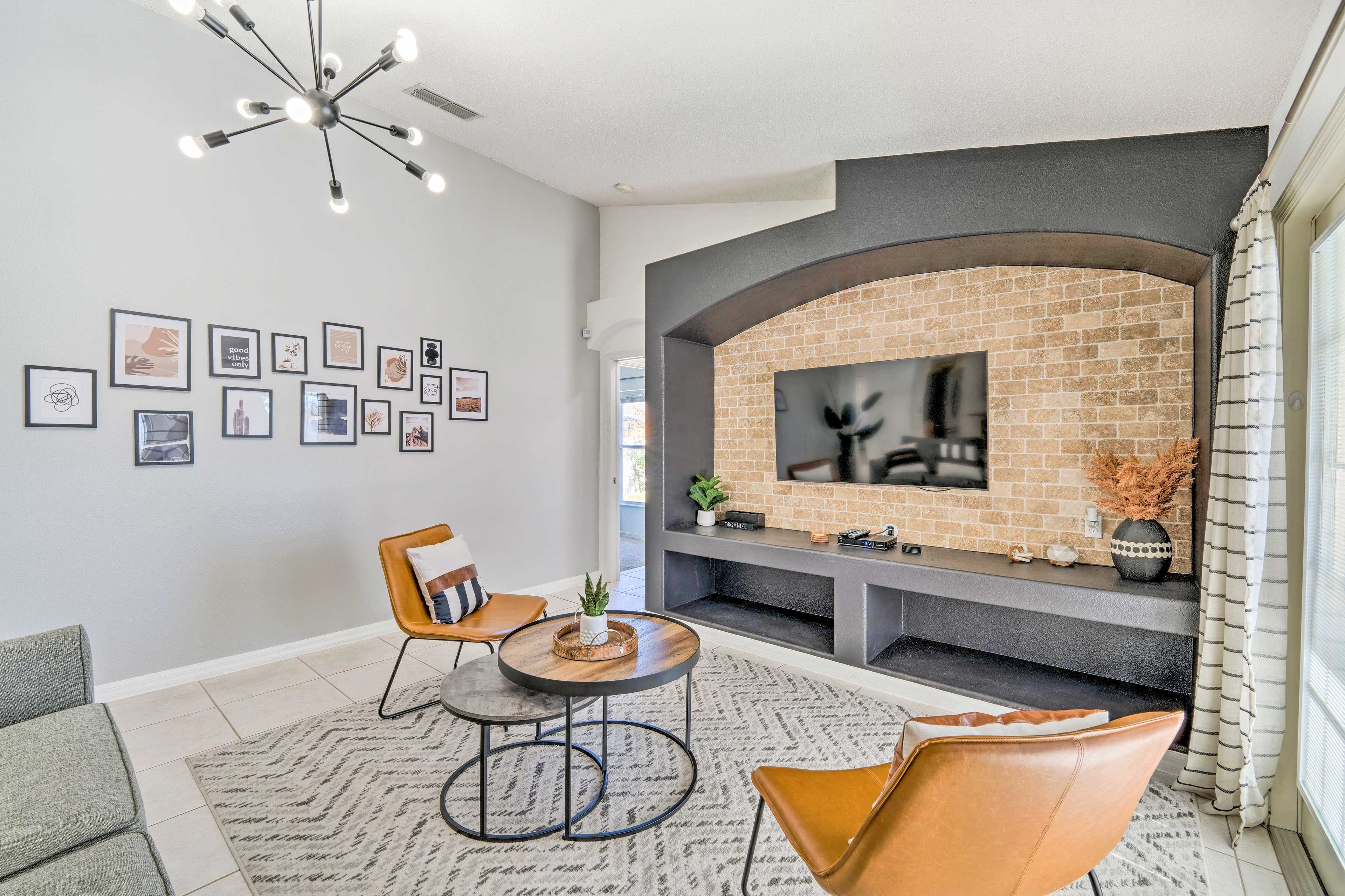 Living Room | Free WiFi | Smart TV | Central A/C | Queen Sleeper Sofa
