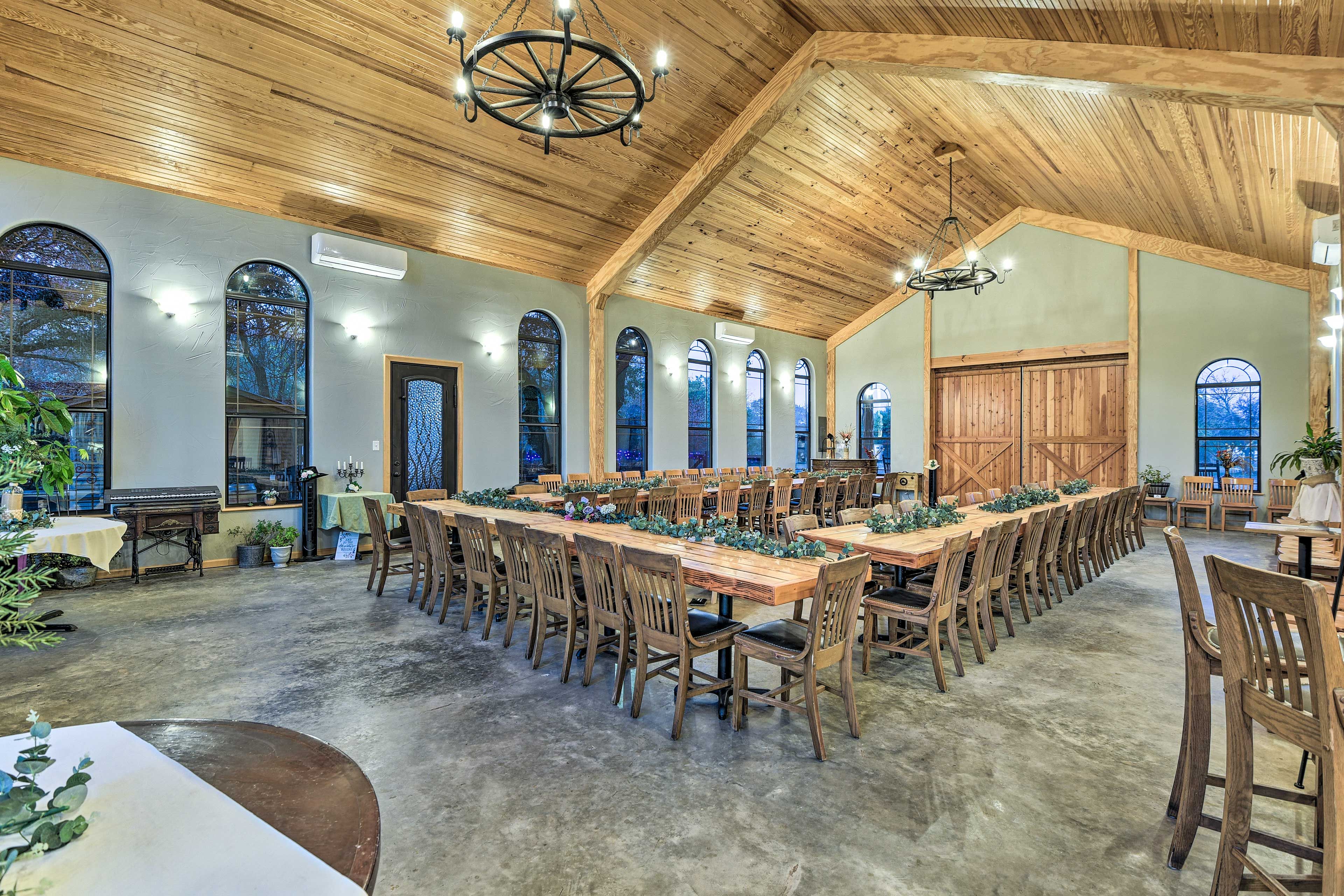 Banquet Hall | 34-Person Dining Table