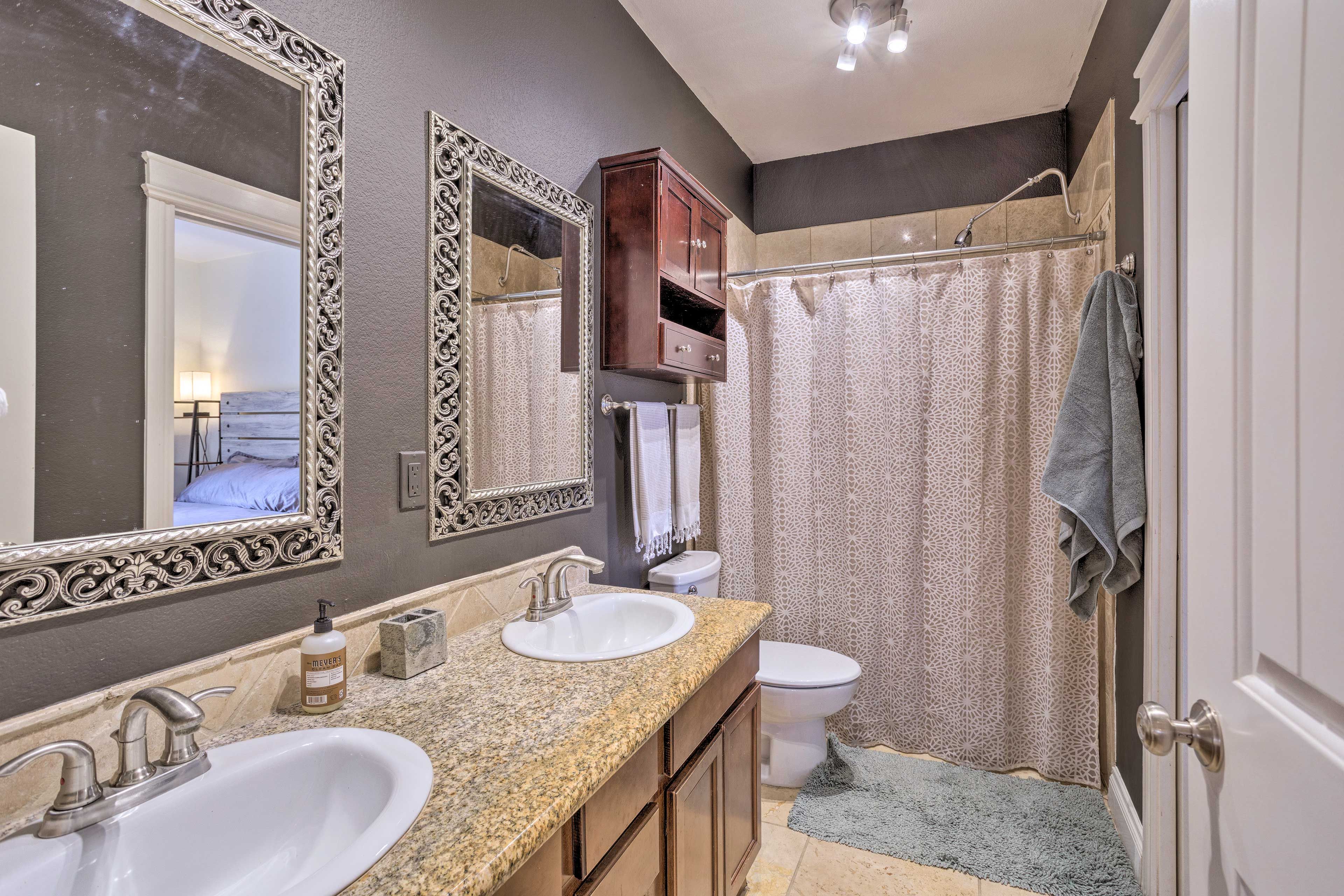 En-Suite Bathroom | Towels Provided | Complimentary Toiletries