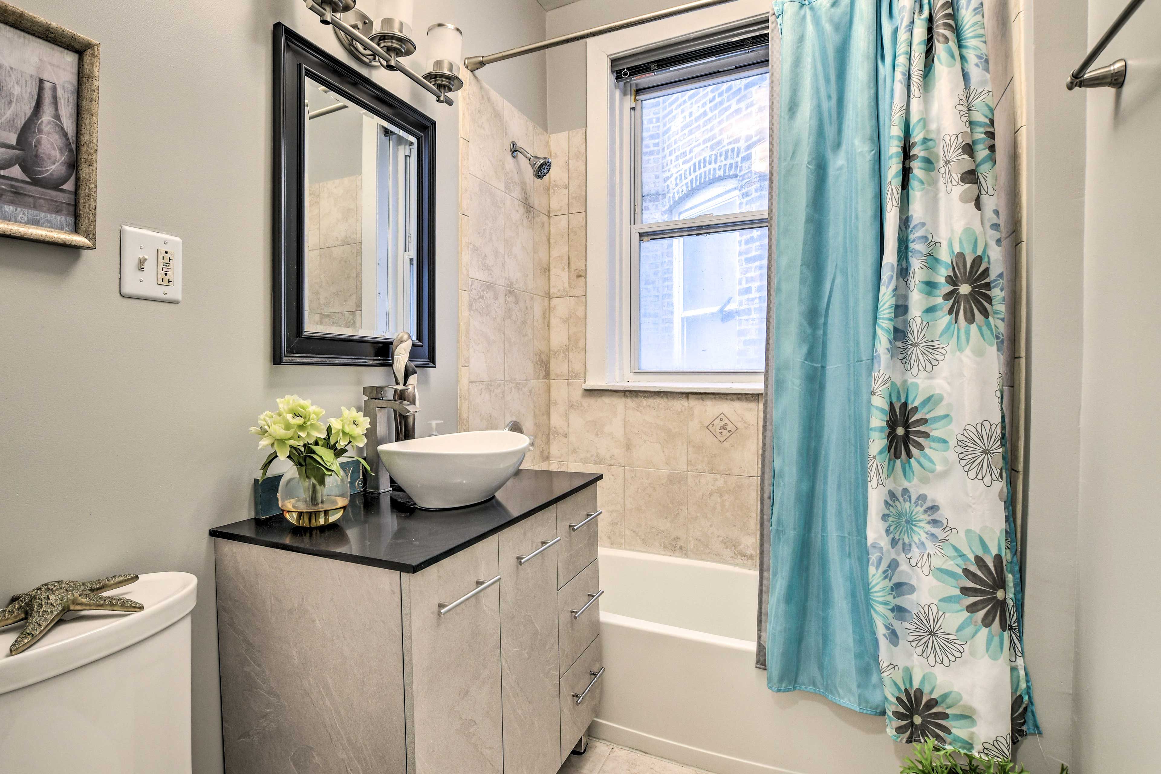 Full Bathroom | Towels Provided