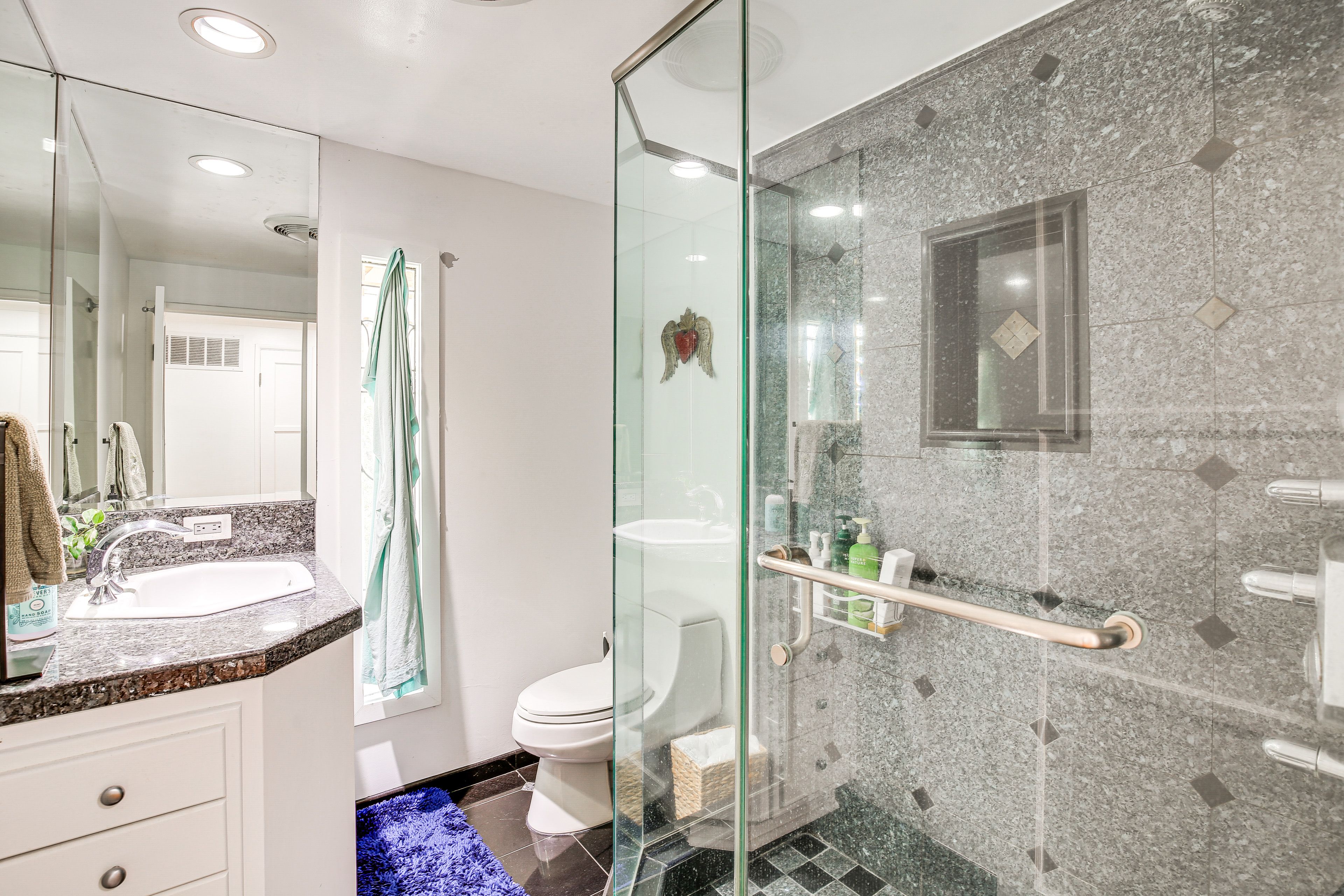 Full Bathroom | Towels Provided | Complimentary Toiletries
