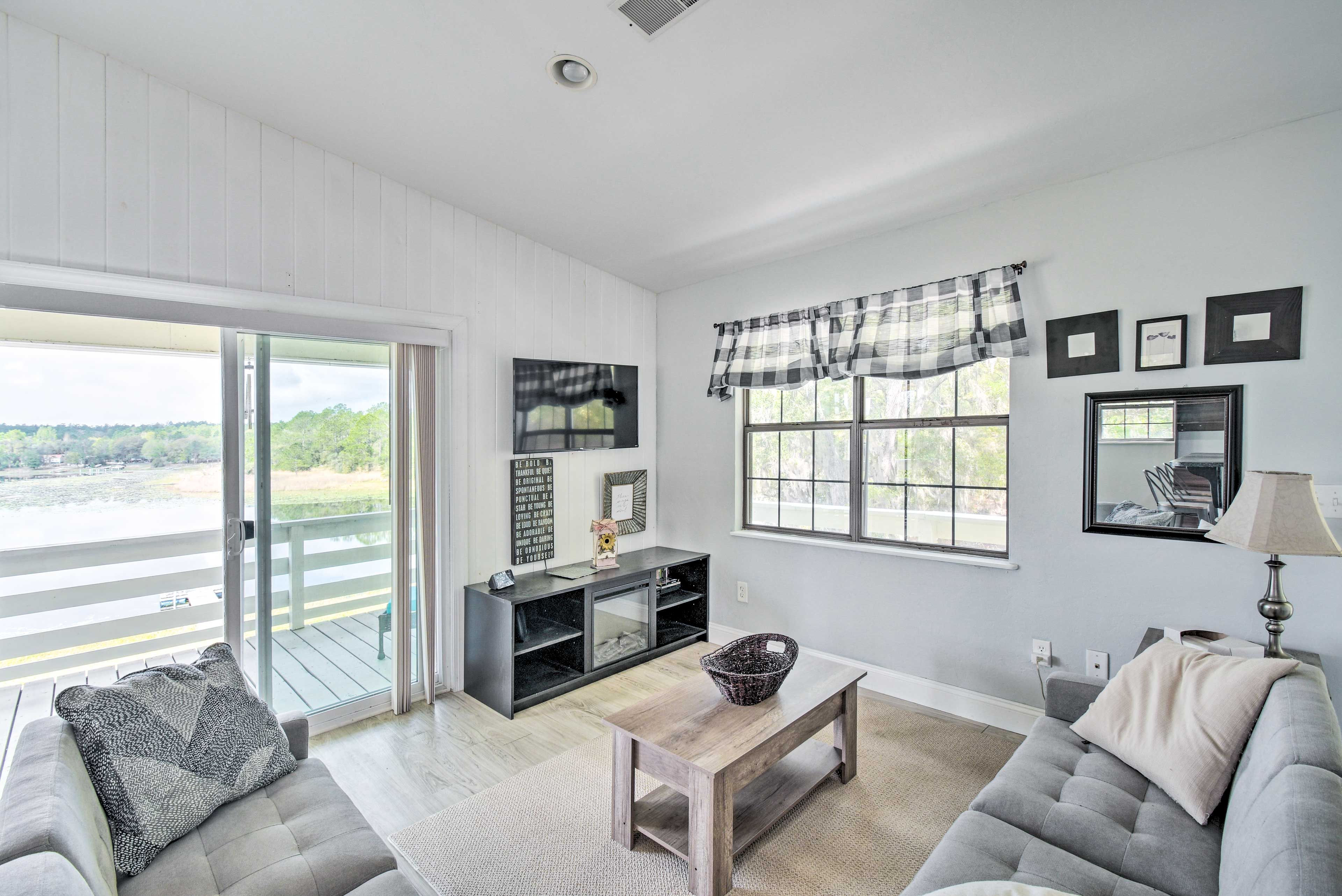 Living Room | Main Level | Smart TV | Fireplace | Free WiFi