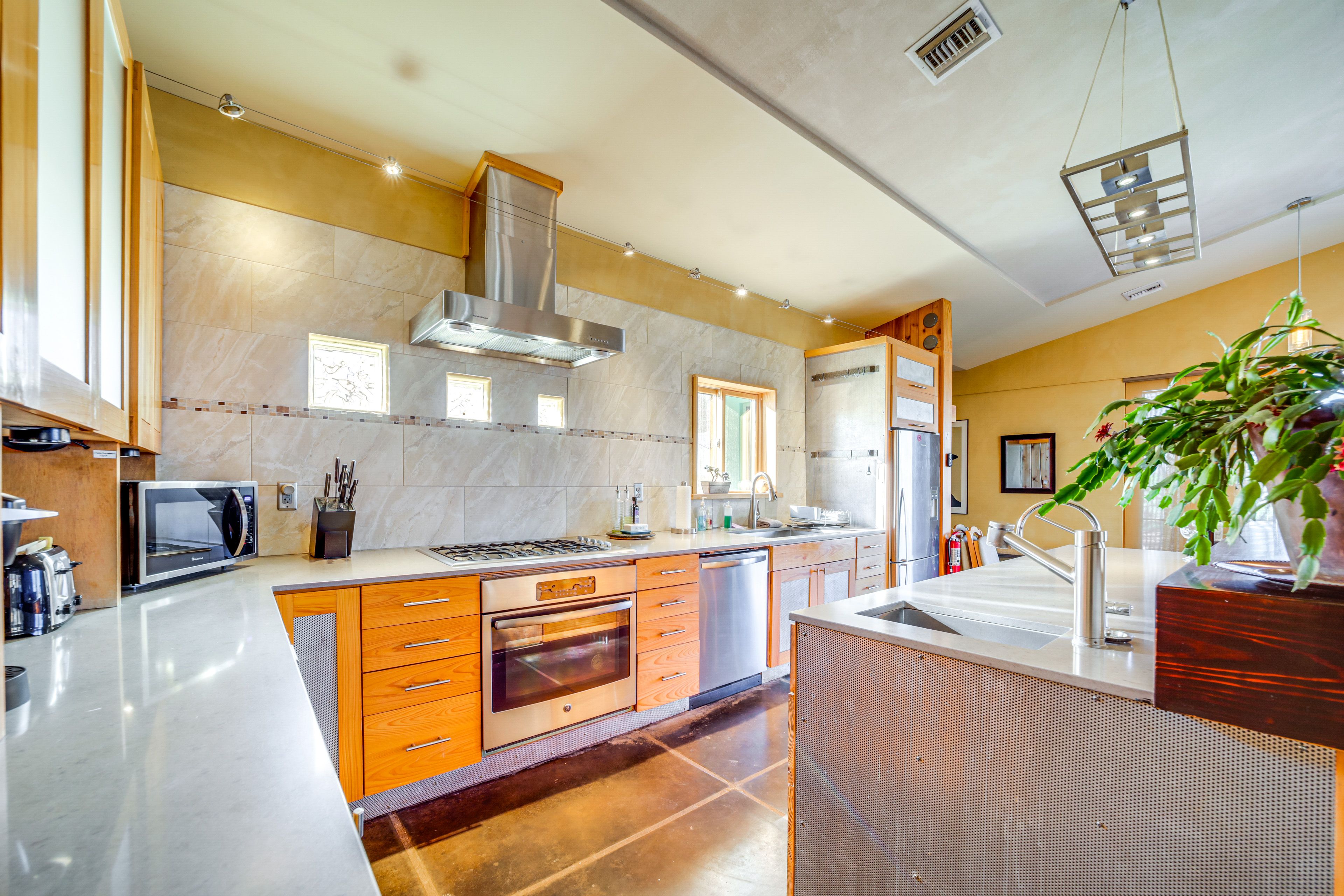 Kitchen | Dishwasher | Gas Range | Fridge | Microwave
