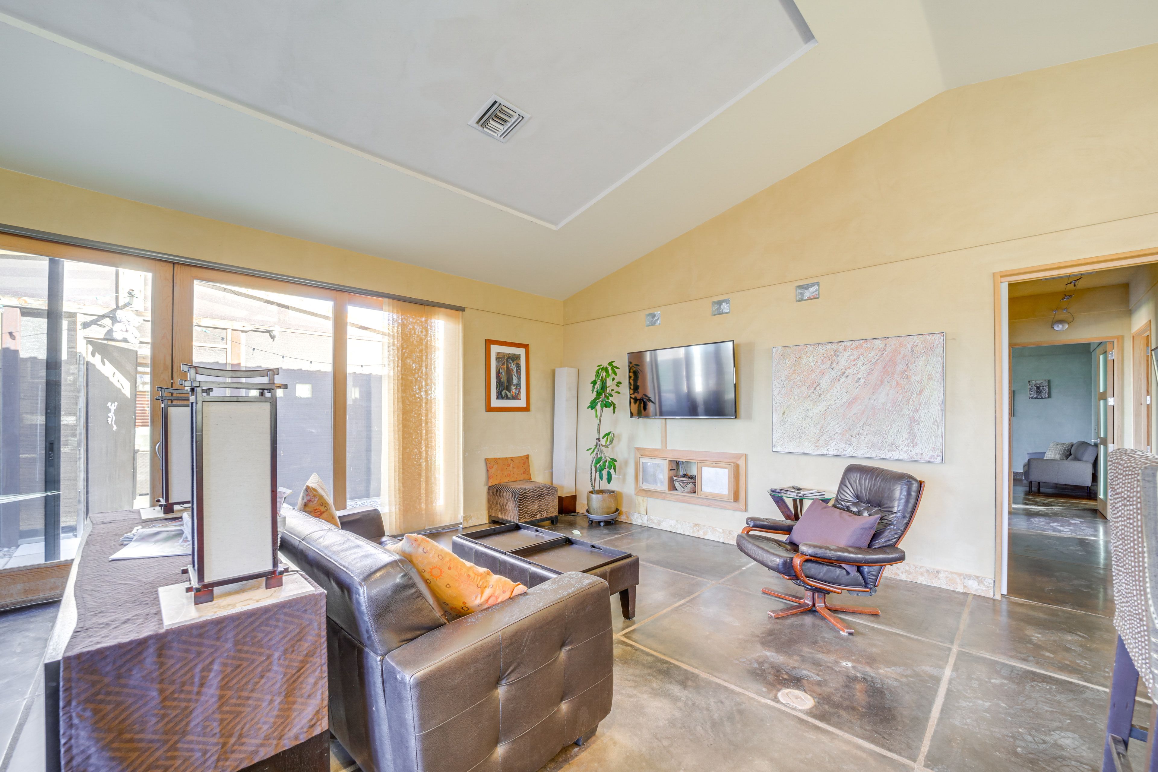 Living Room | Smart TV | Central A/C | Free WiFi