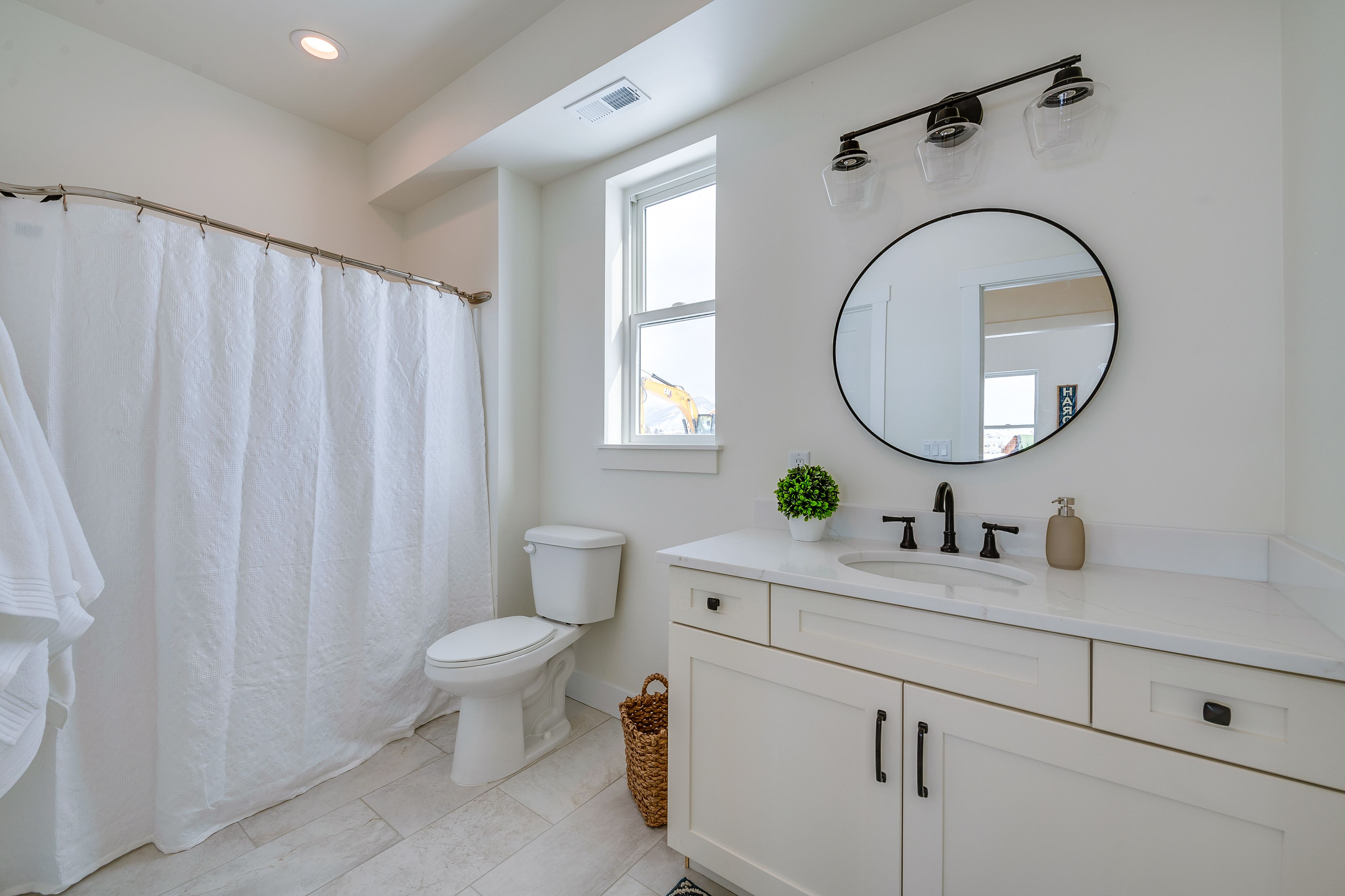 Full Bathroom | Towels Provided | Complimentary Toiletries