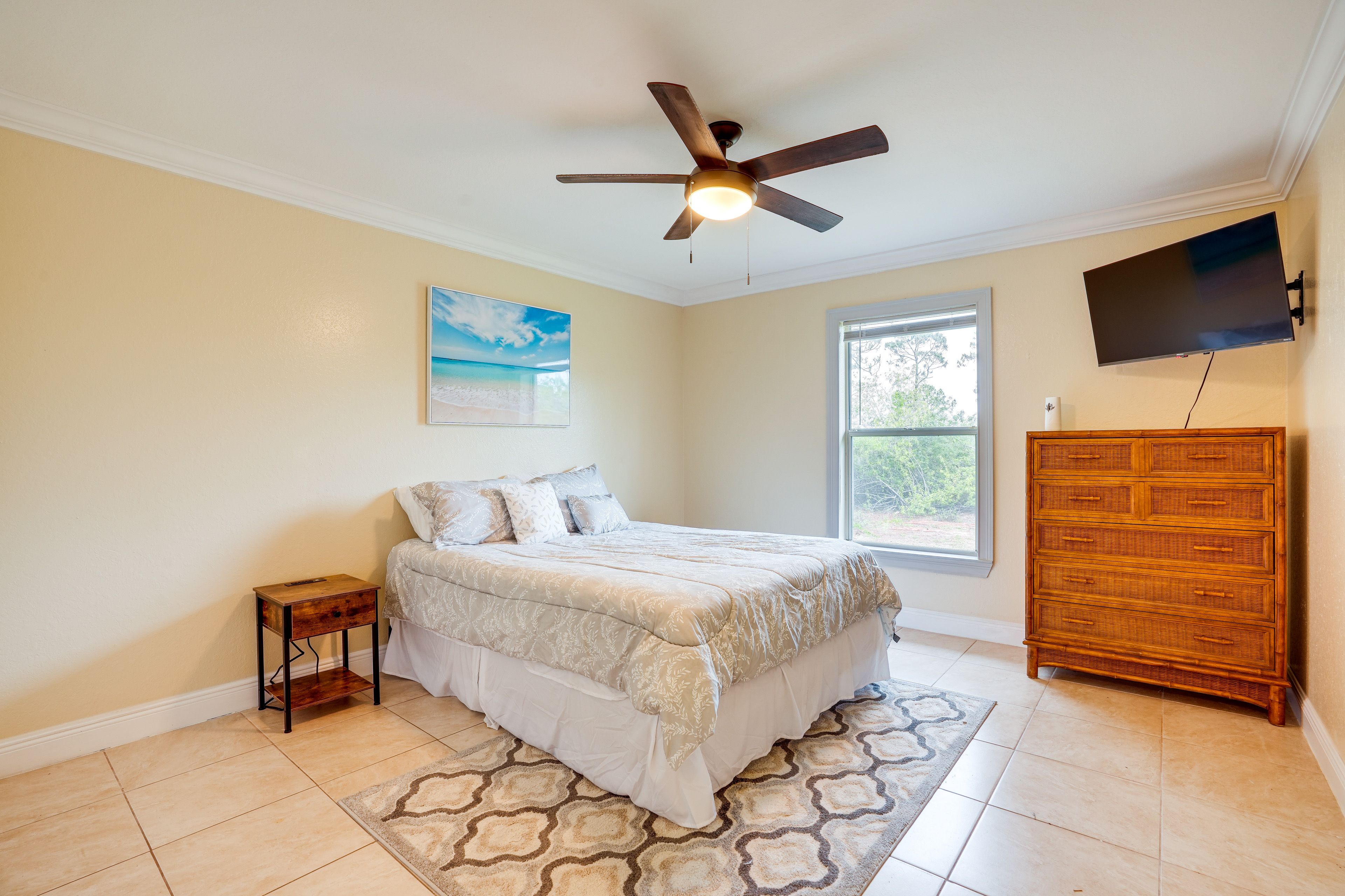 Bedroom 1 | Queen Bed | Linens & Towels | Smart TV | En-Suite Bathroom