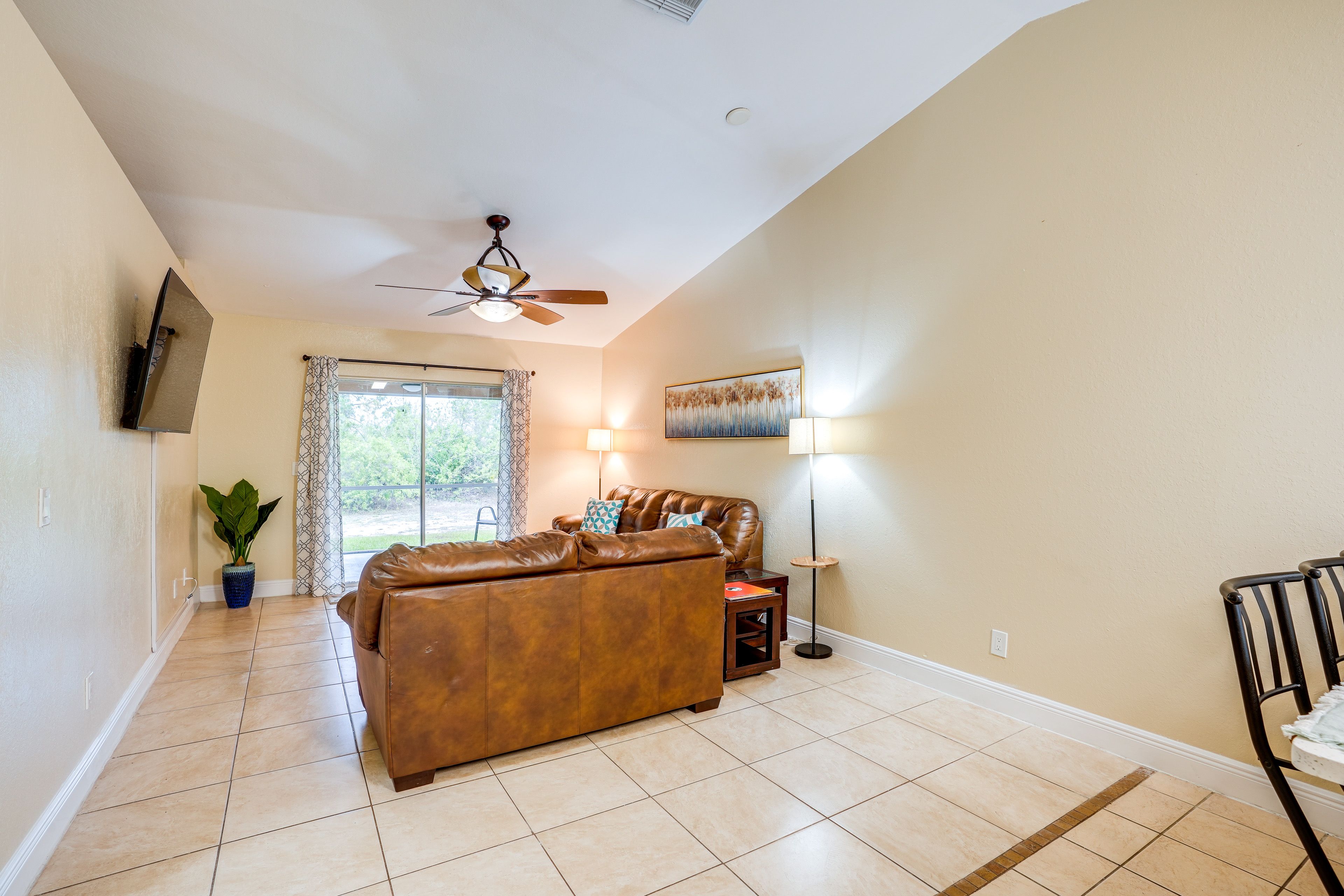Living Room | Free WiFi | Smart TV | Central A/C